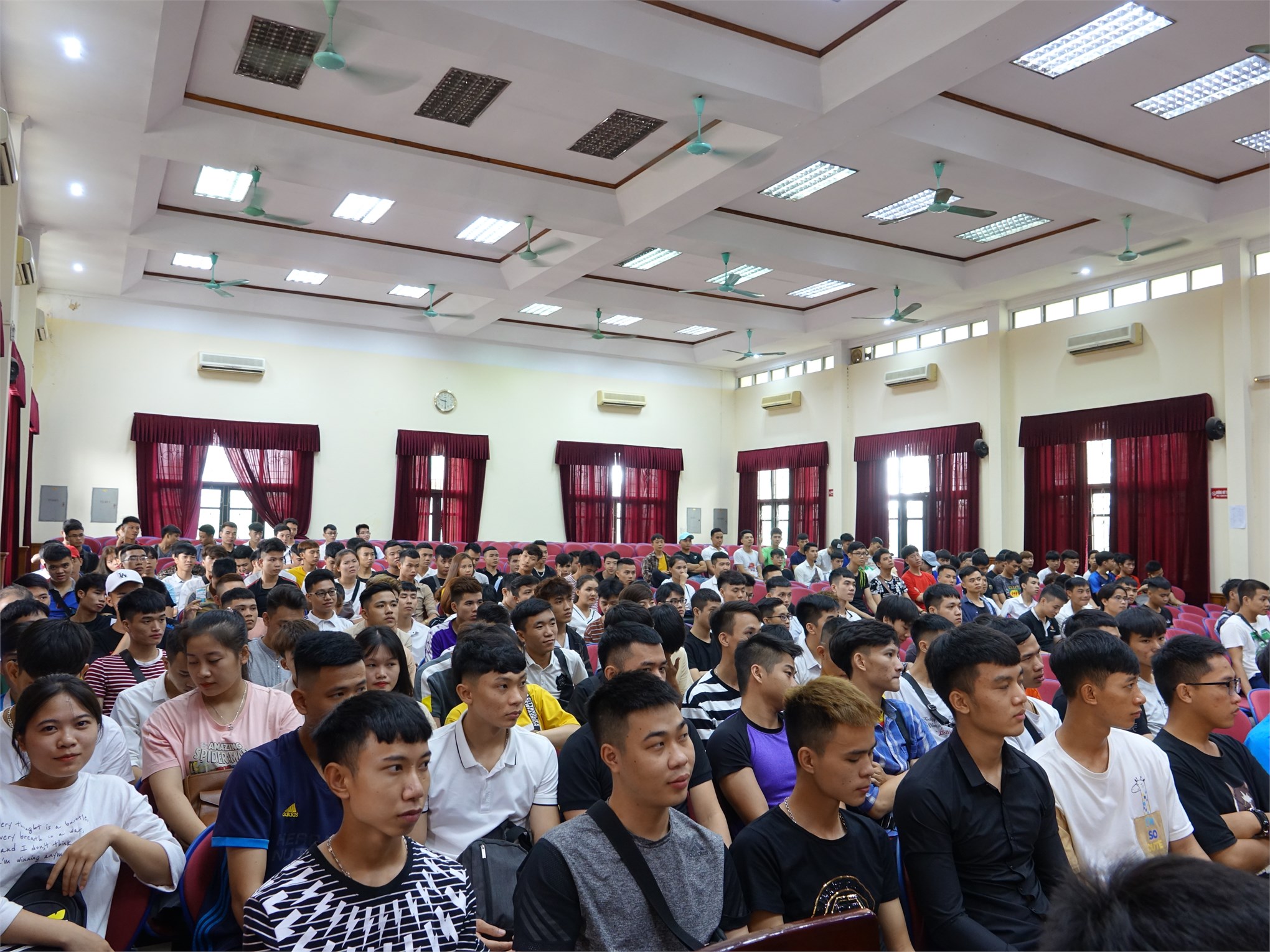 Sinh viên hệ cao đẳng K19 hào hứng bước vào đợt thực tập tốt nghiệp cuối khóa