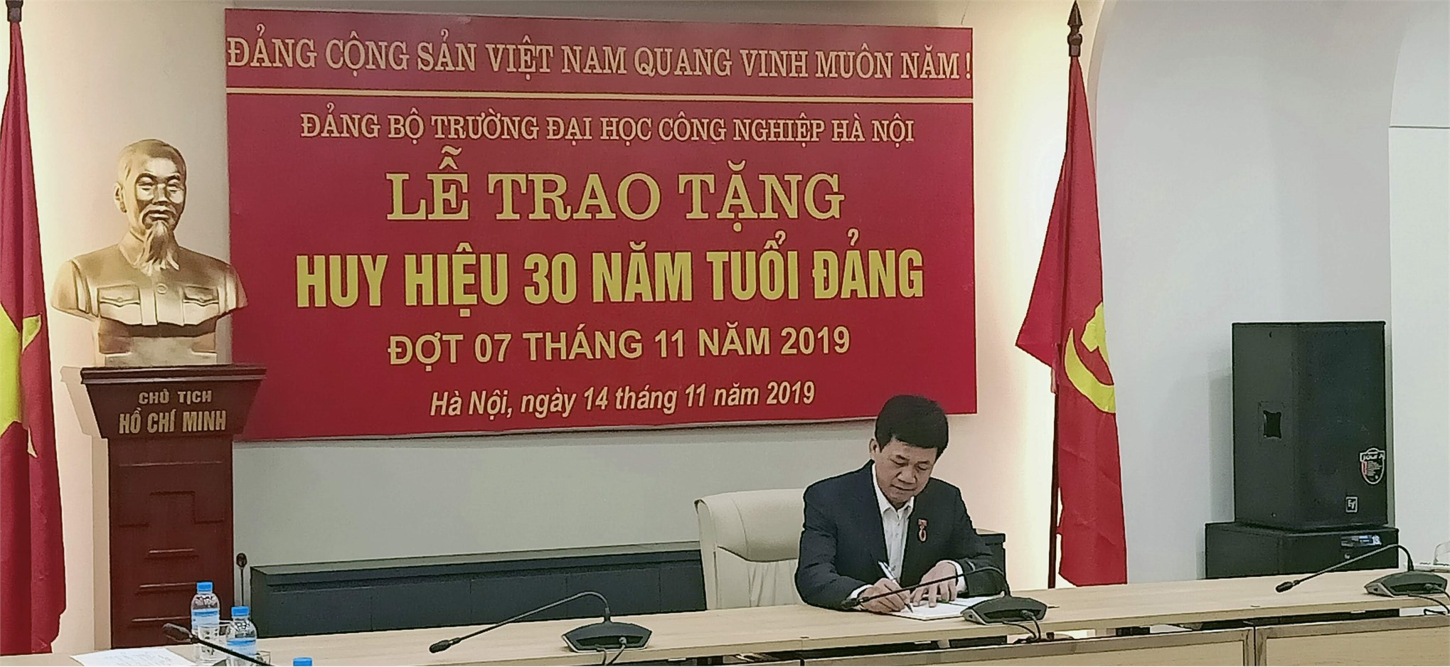 Đồng chí Tô Tiến Long – Người thầy với kinh nghiệm 37 năm tuổi nghề nhận huy hiệu 30 năm tuổi Đảng
