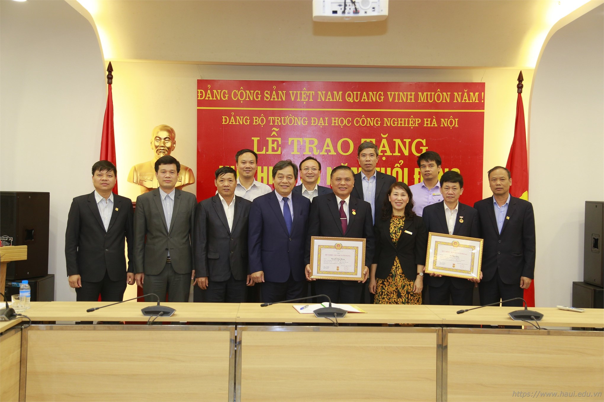Đồng chí Tô Tiến Long – Người thầy với kinh nghiệm 37 năm tuổi nghề nhận huy hiệu 30 năm tuổi Đảng