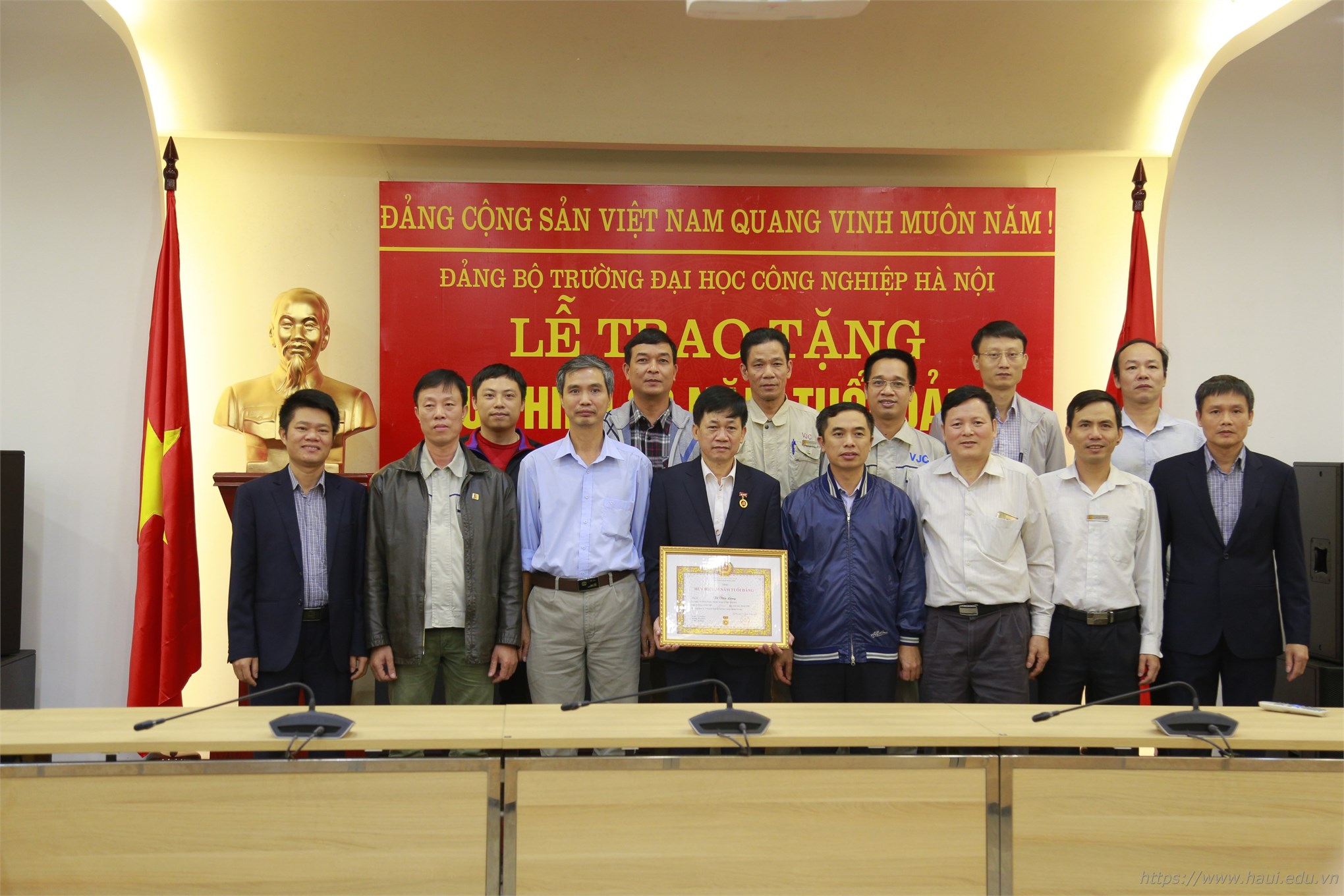 Đồng chí Tô Tiến Long – Người thầy với kinh nghiệm 37 năm tuổi nghề nhận huy hiệu 30 năm tuổi Đảng
