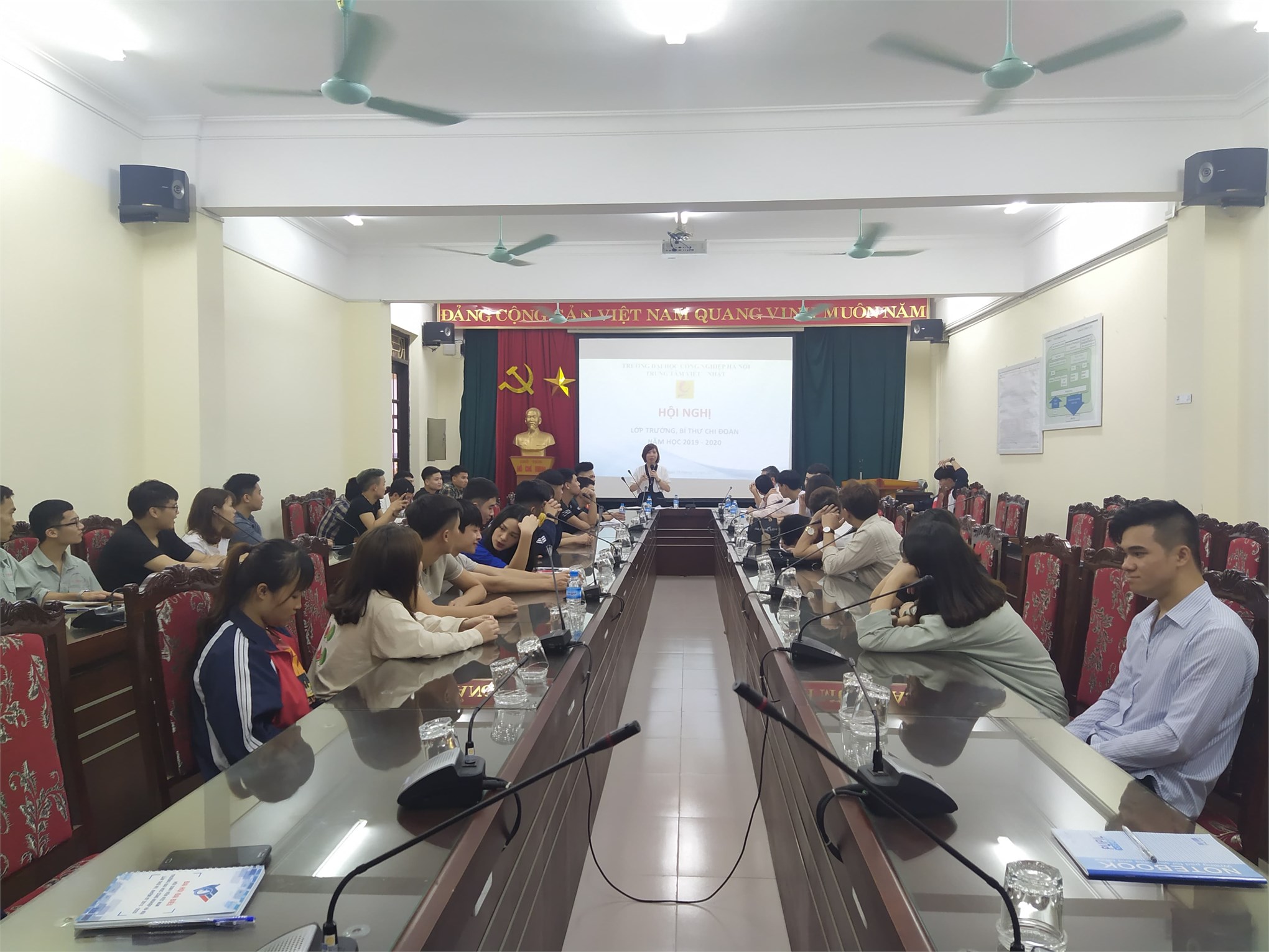 Trung tâm Việt Nhật tổ chức hội nghị Lớp trưởng – Bí thư chi đoàn năm học 2019 – 2020