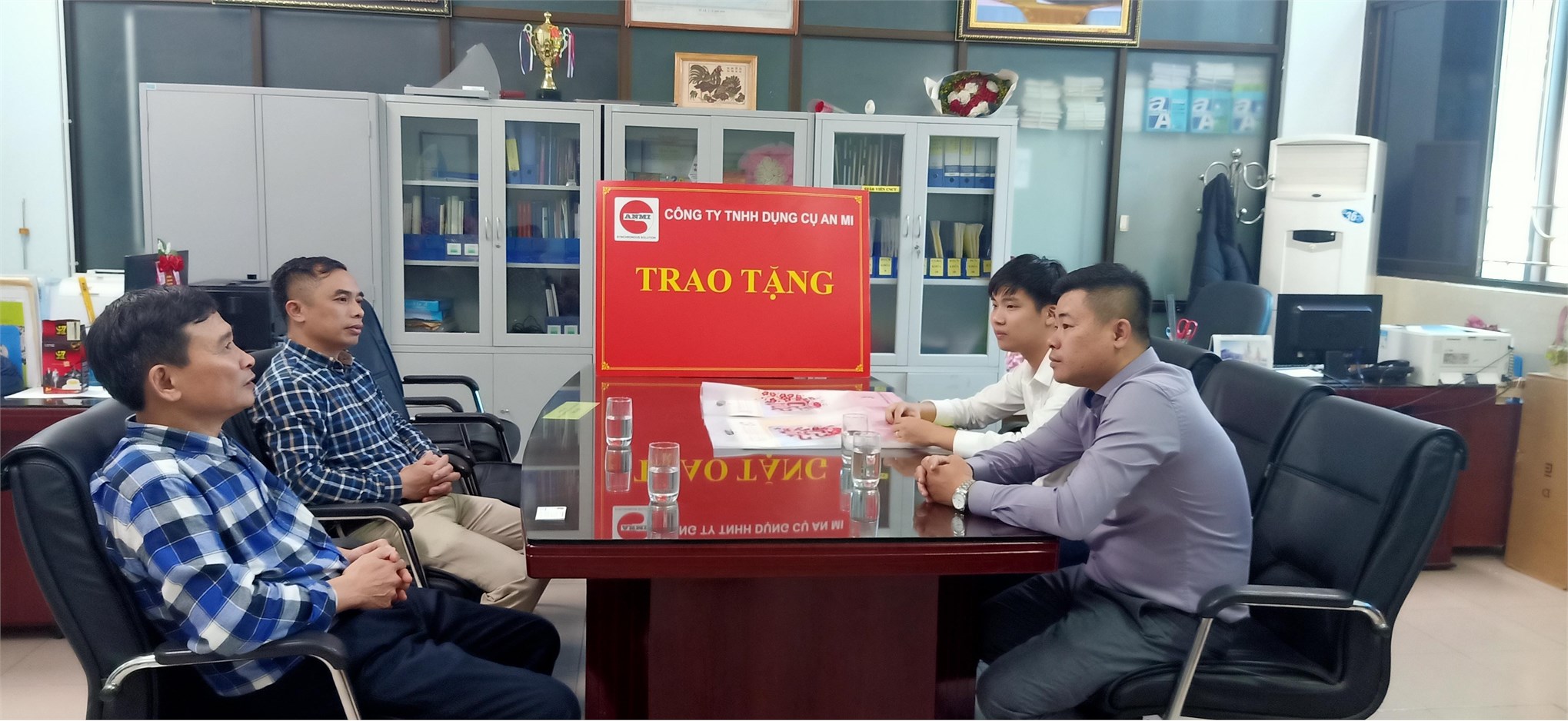 CÔNG TY TNHH DỤNG CỤ AN MI TRAO TẶNG BỘ ĐẦU LẮP CHUÔI CÔN VÀ BỘ THÂN CHÍNH ANMI-CLAMP 9-4*900 CHO TRUNG TÂM VIỆT NHẬT