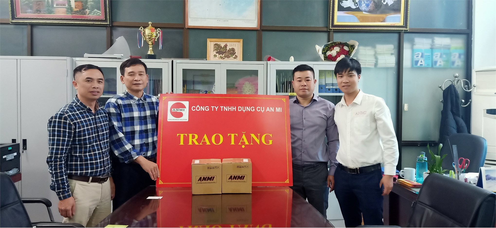 CÔNG TY TNHH DỤNG CỤ AN MI TRAO TẶNG BỘ ĐẦU LẮP CHUÔI CÔN VÀ BỘ THÂN CHÍNH ANMI-CLAMP 9-4*900 CHO TRUNG TÂM VIỆT NHẬT