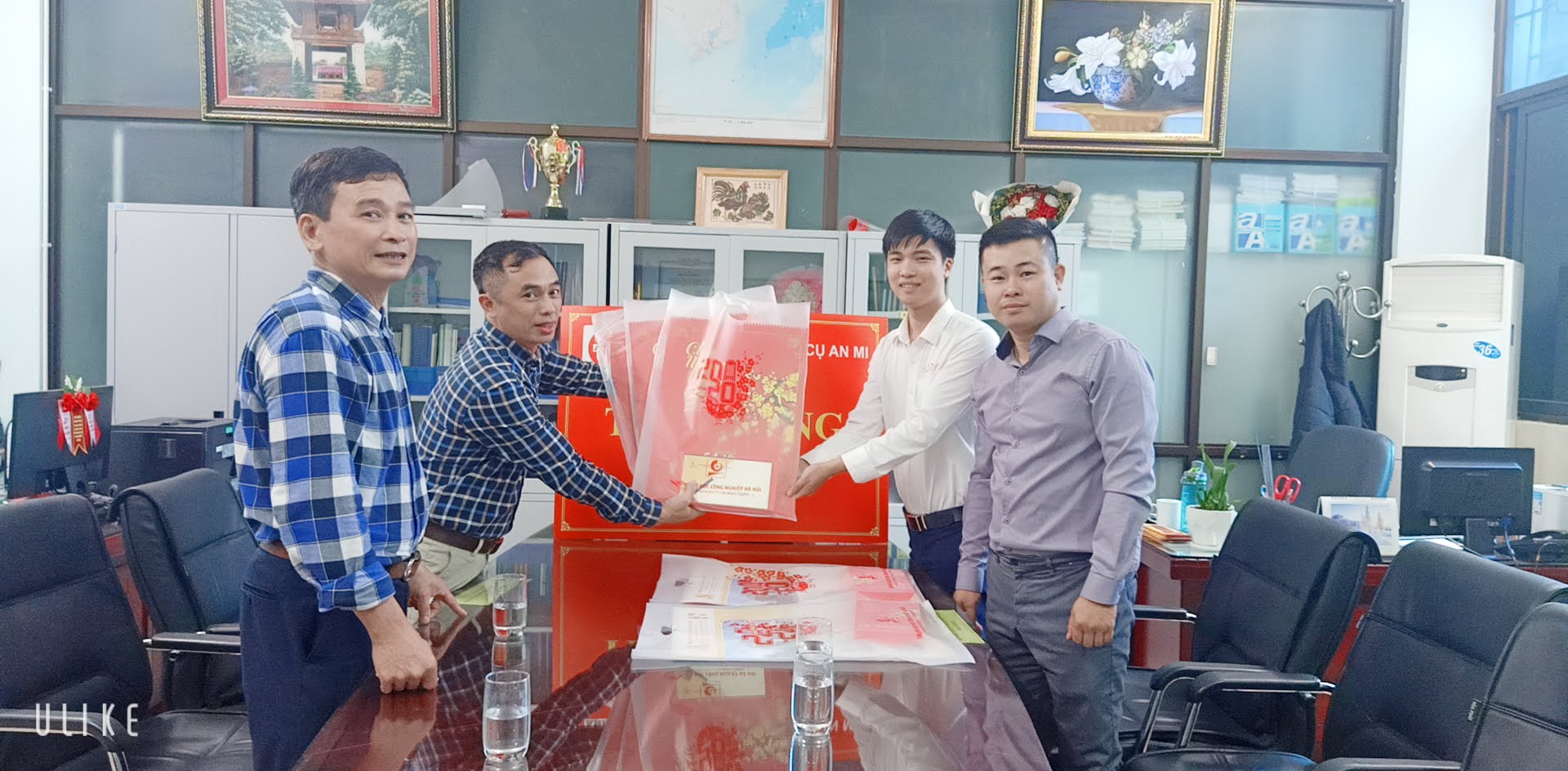 CÔNG TY TNHH DỤNG CỤ AN MI TRAO TẶNG BỘ ĐẦU LẮP CHUÔI CÔN VÀ BỘ THÂN CHÍNH ANMI-CLAMP 9-4*900 CHO TRUNG TÂM VIỆT NHẬT