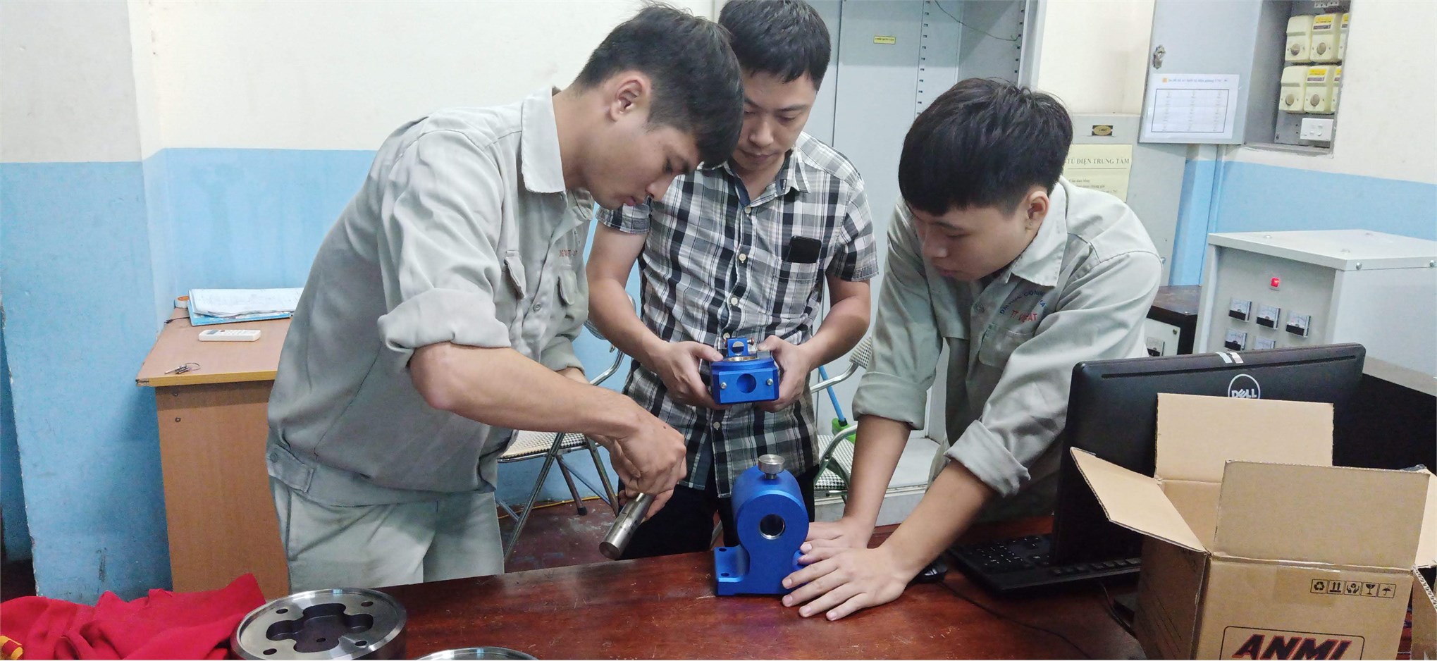 Bộ đồ gá do công ty TNHH Dụng cụ An Mi trao tặng được sử dụng trong học tập của sinh viên ngành cơ khí tại trung tâm Việt Nhật