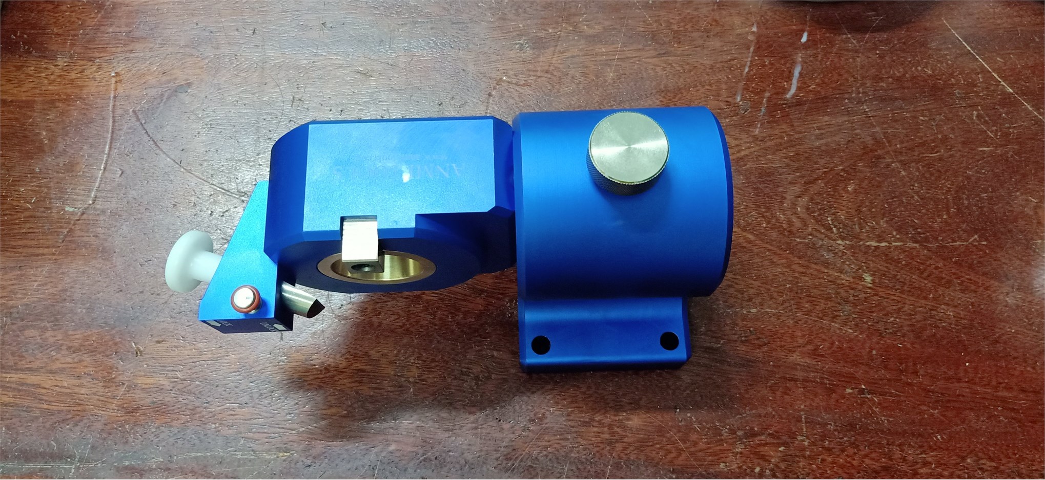 Bộ đồ gá do công ty TNHH Dụng cụ An Mi trao tặng được sử dụng trong học tập của sinh viên ngành cơ khí tại trung tâm Việt Nhật