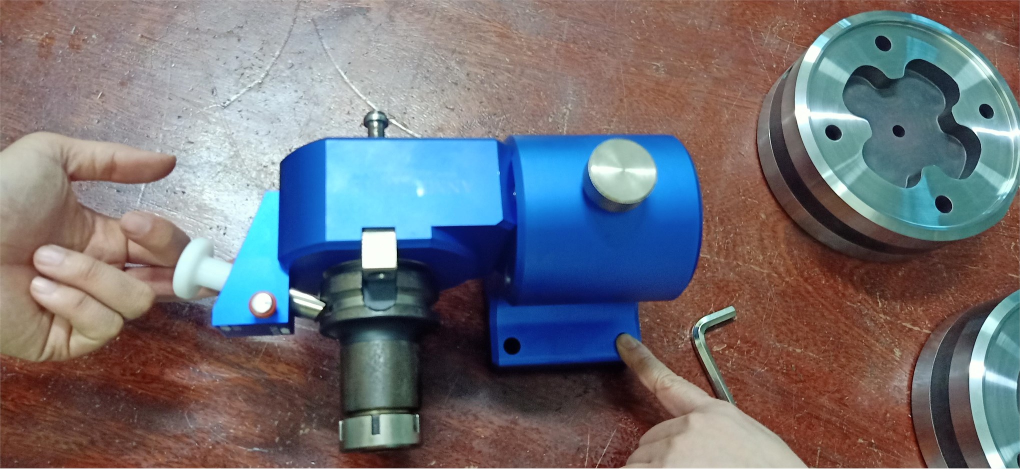 Bộ đồ gá do công ty TNHH Dụng cụ An Mi trao tặng được sử dụng trong học tập của sinh viên ngành cơ khí tại trung tâm Việt Nhật