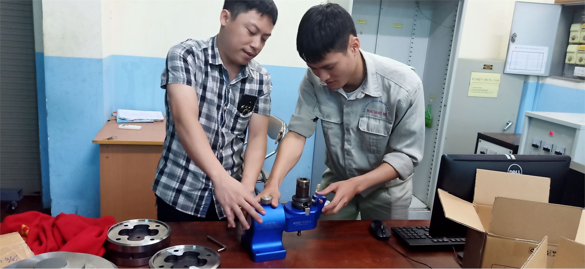 Bộ đồ gá do công ty TNHH Dụng cụ An Mi trao tặng được sử dụng trong học tập của sinh viên ngành cơ khí tại trung tâm Việt Nhật