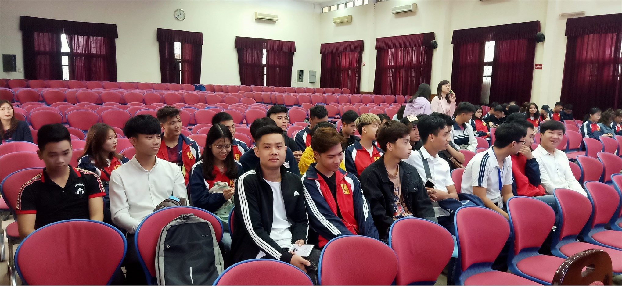 24 cán bộ lớp hệ cao đẳng K21 của Trung tâm Việt Nhật tham gia khóa học tập huấn kỹ năng mềm trong thời đại công nghệ 4.0