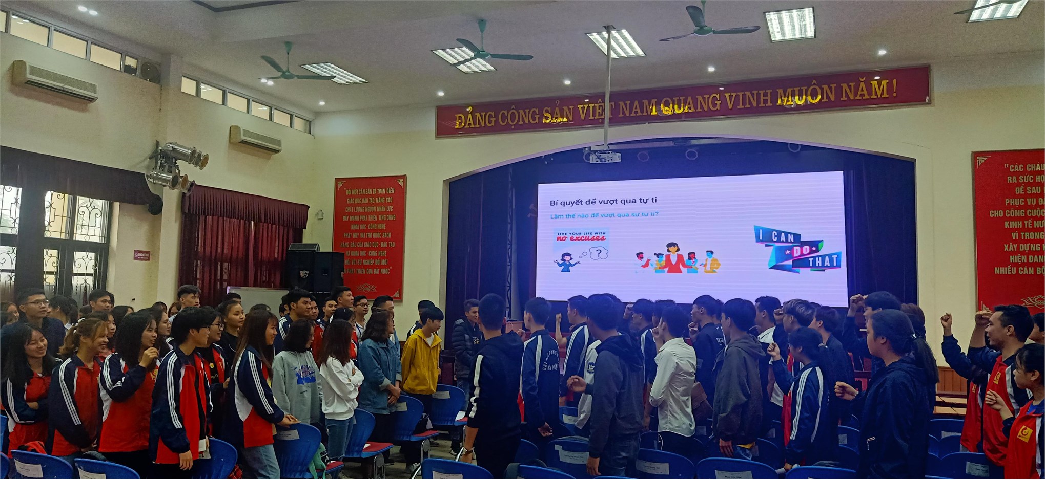 24 cán bộ lớp hệ cao đẳng K21 của Trung tâm Việt Nhật tham gia khóa học tập huấn kỹ năng mềm trong thời đại công nghệ 4.0