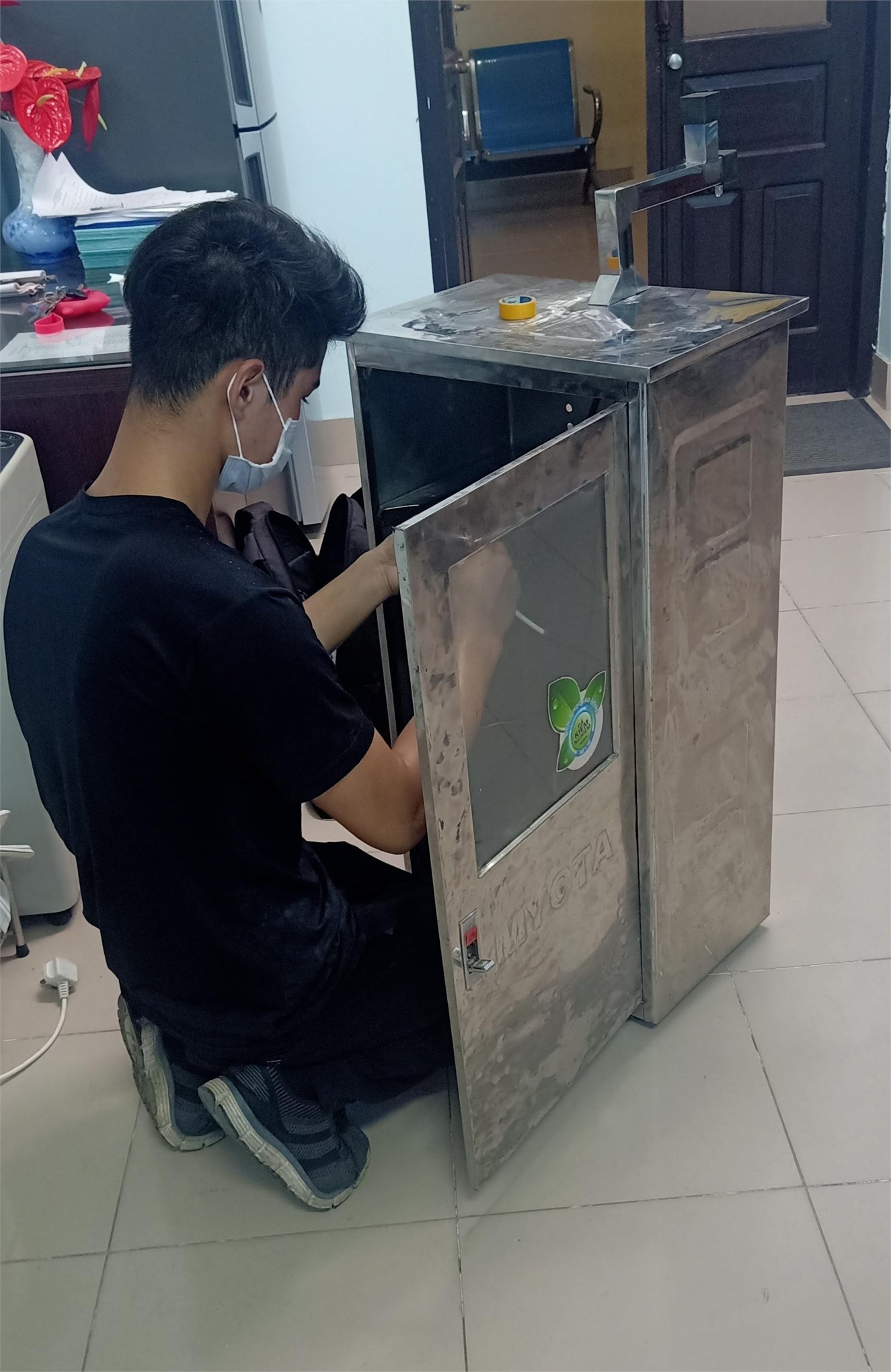 Liên chi đoàn Trung tâm Việt Nhật nghiên cứu, chế tạo máy phun nước sát khuẩn tay tự động
