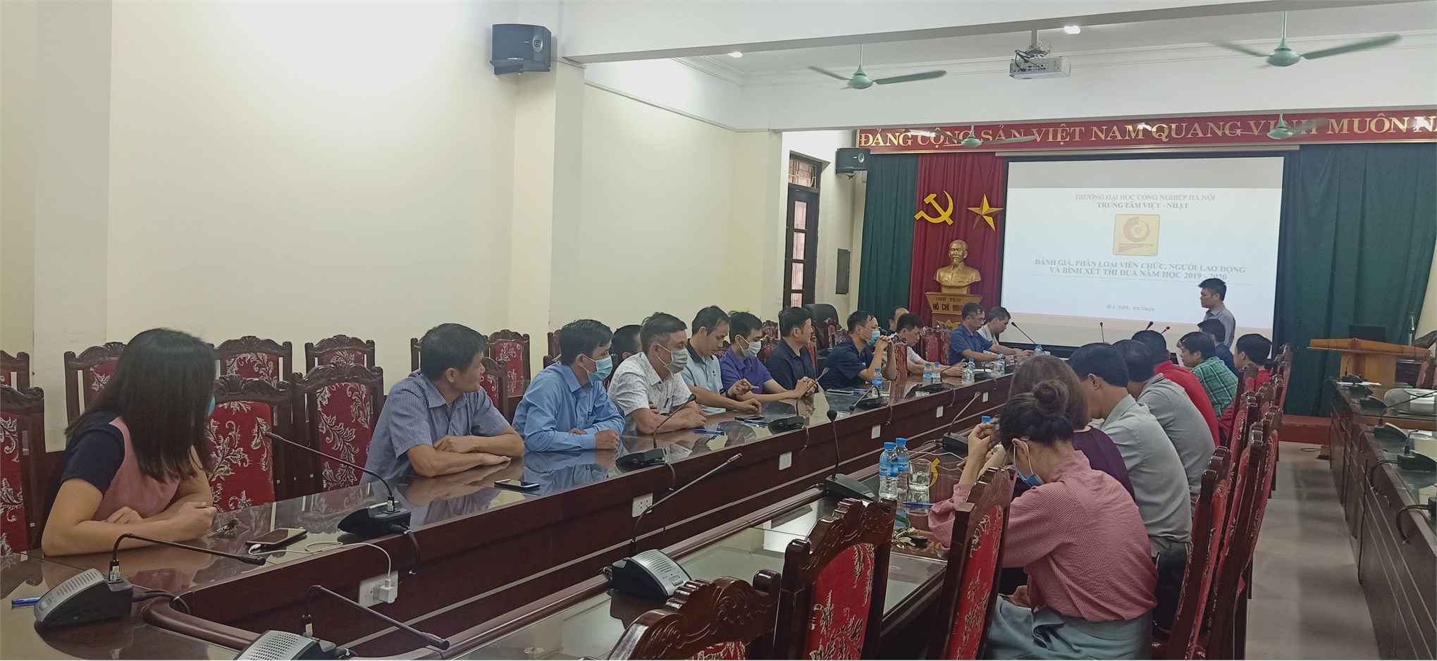 Công đoàn Trung tâm Việt Nhật bình xét thi đua năm học 2019 – 2020