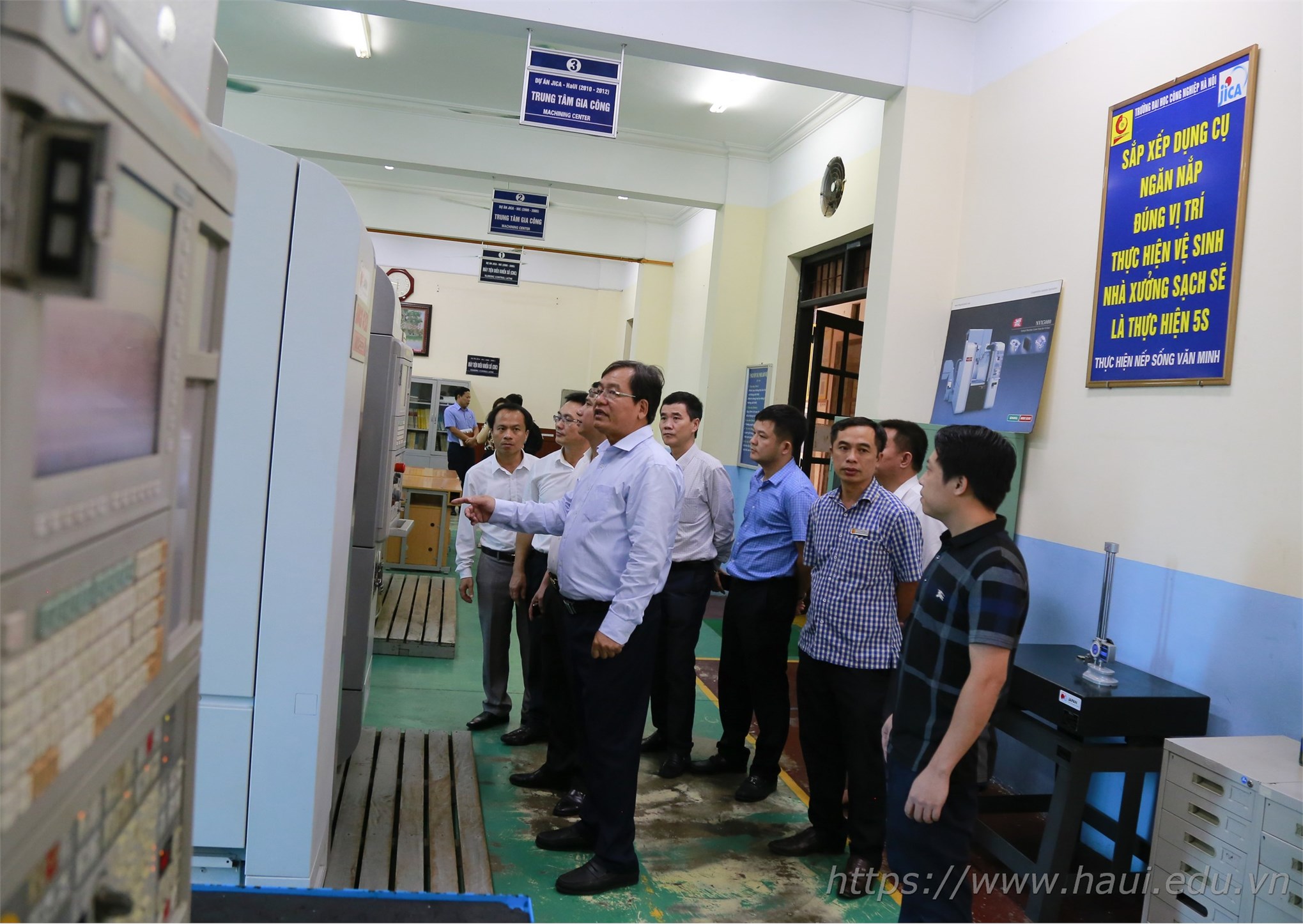 Trung tâm Việt Nhật tiếp đón đoàn Trường Đại học Vinh tham quan xưởng thực hành