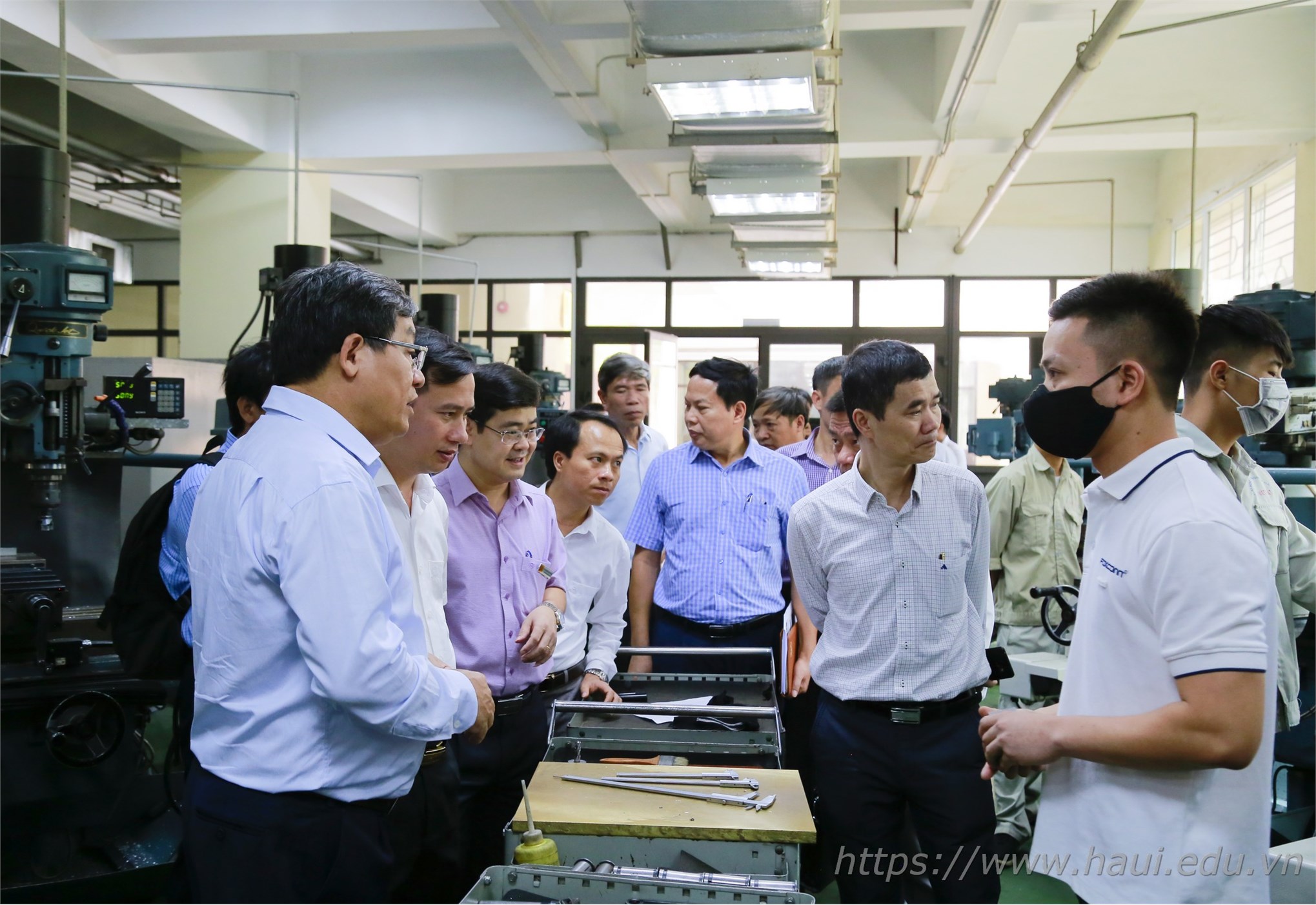 Trung tâm Việt Nhật tiếp đón đoàn Trường Đại học Vinh tham quan xưởng thực hành