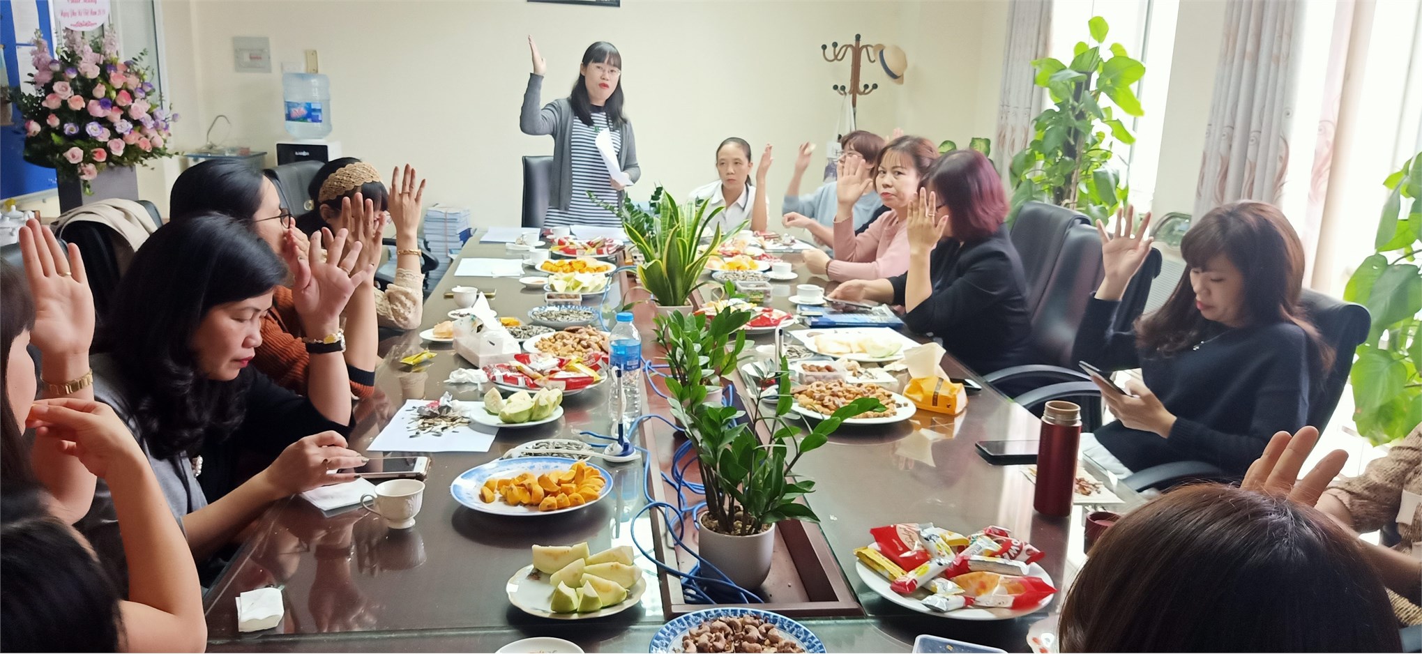 Tổ nữ công Du Lịch – Việt Nhật – Đào tạo thường xuyên họp bình xét nữ công năm 2020