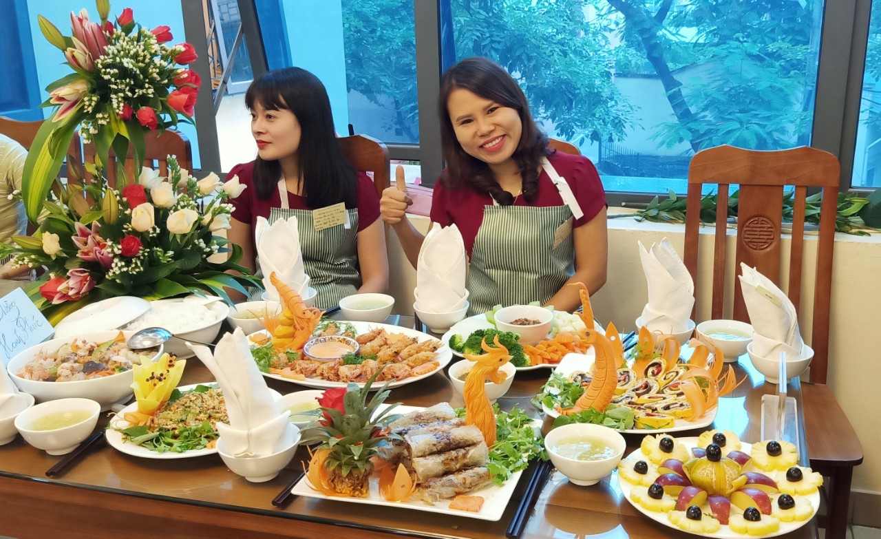 Tổ nữ công Du lịch – Việt Nhật – Đào tạo thường xuyên giành giải Nhì tại Hội thi cắm hoc, nấu ăn chào mừng kỷ niệm 90 năm ngày thành lập Hội liên hiệp Phụ nữ Việt Nam