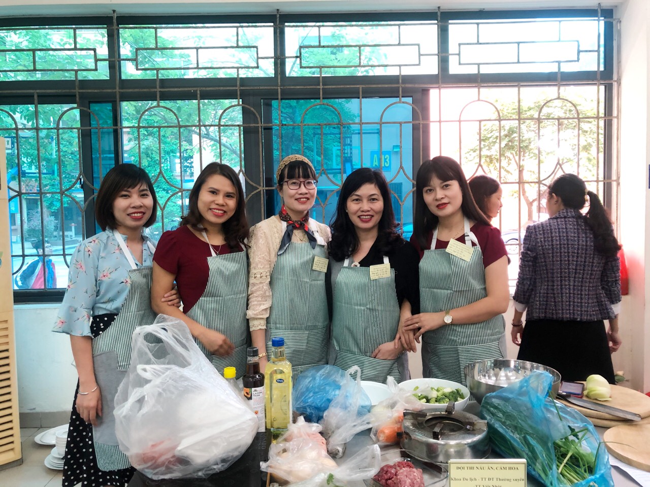 Tổ nữ công Du lịch – Việt Nhật – Đào tạo thường xuyên giành giải Nhì tại Hội thi cắm hoc, nấu ăn chào mừng kỷ niệm 90 năm ngày thành lập Hội liên hiệp Phụ nữ Việt Nam