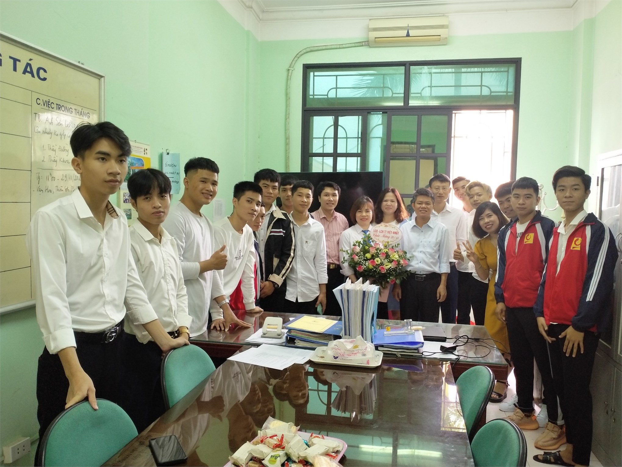 Trung tâm Việt Nhật long trọng tổ chức các hoạt động chào mừng ngày nhà giáo Việt Nam 20/11