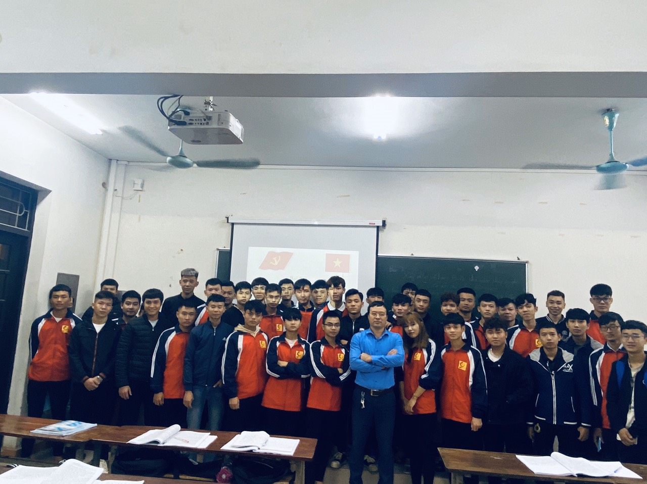 Trao giải cuộc thi”Khoảnh khắc thầy trò 2020” chào mừng 38 năm ngày Nhà giáo Việt Nam (20/11/1982 – 20/11/2020)