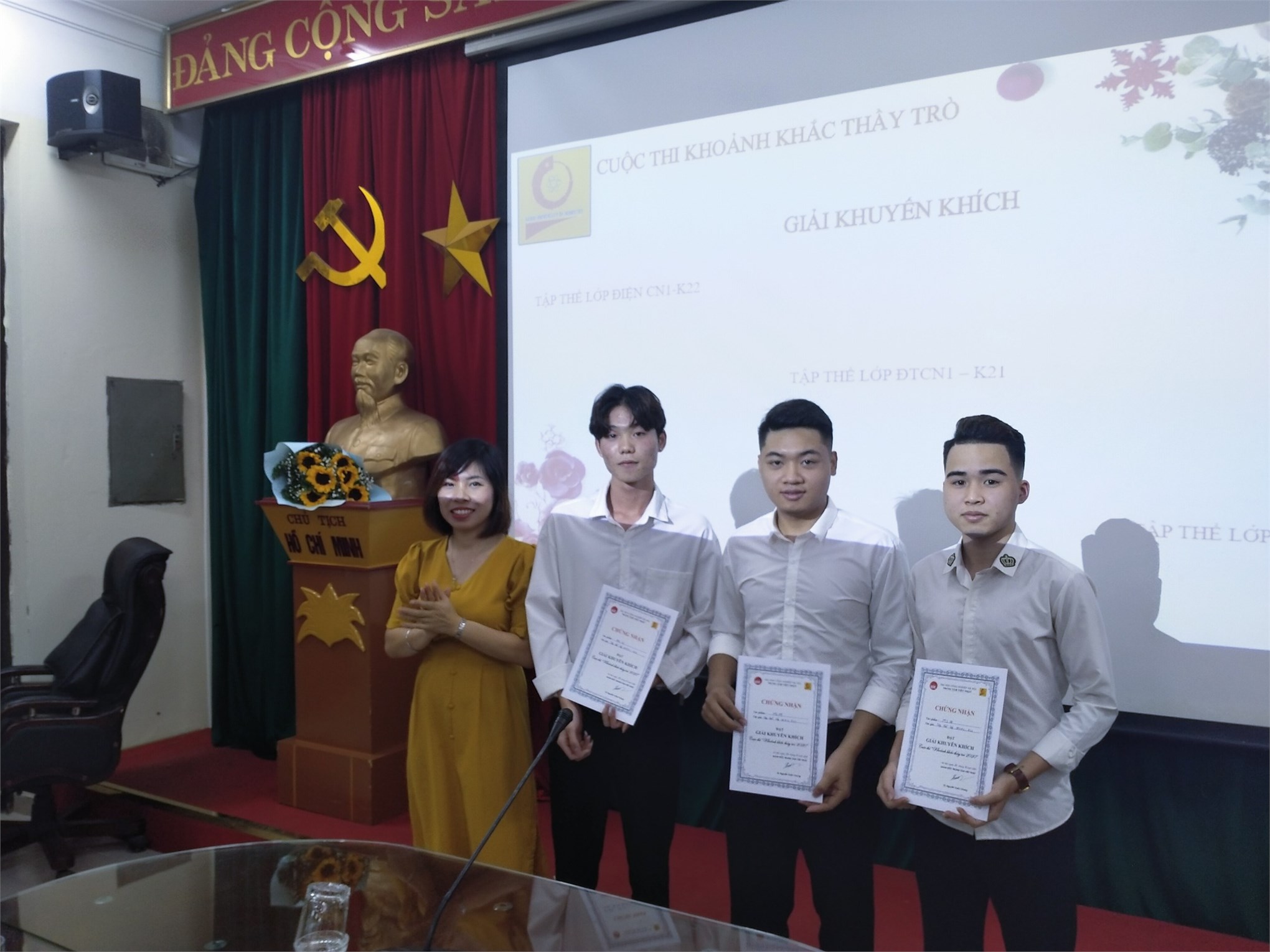 Trao giải cuộc thi”Khoảnh khắc thầy trò 2020” chào mừng 38 năm ngày Nhà giáo Việt Nam (20/11/1982 – 20/11/2020)