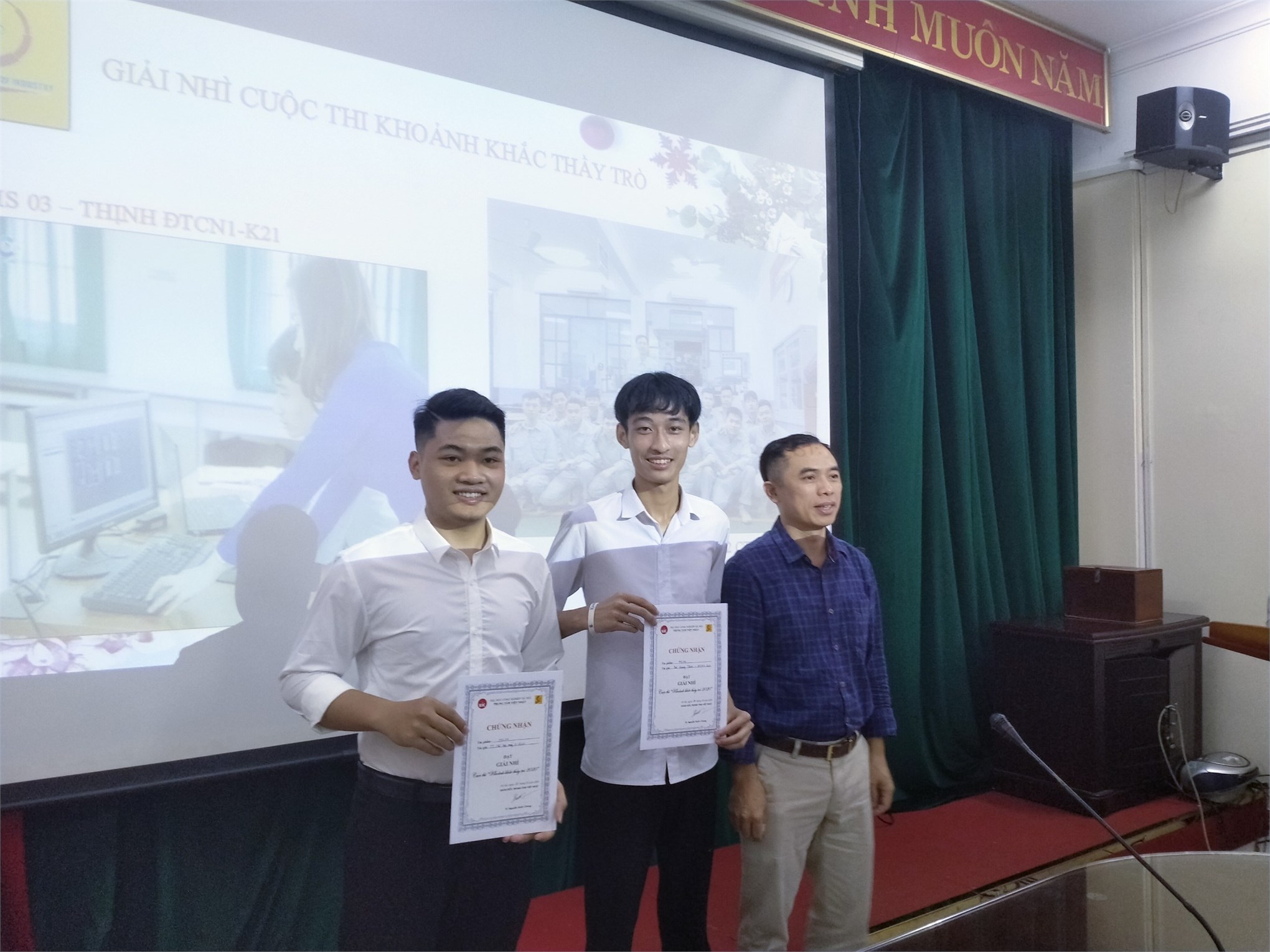 Trao giải cuộc thi”Khoảnh khắc thầy trò 2020” chào mừng 38 năm ngày Nhà giáo Việt Nam (20/11/1982 – 20/11/2020)