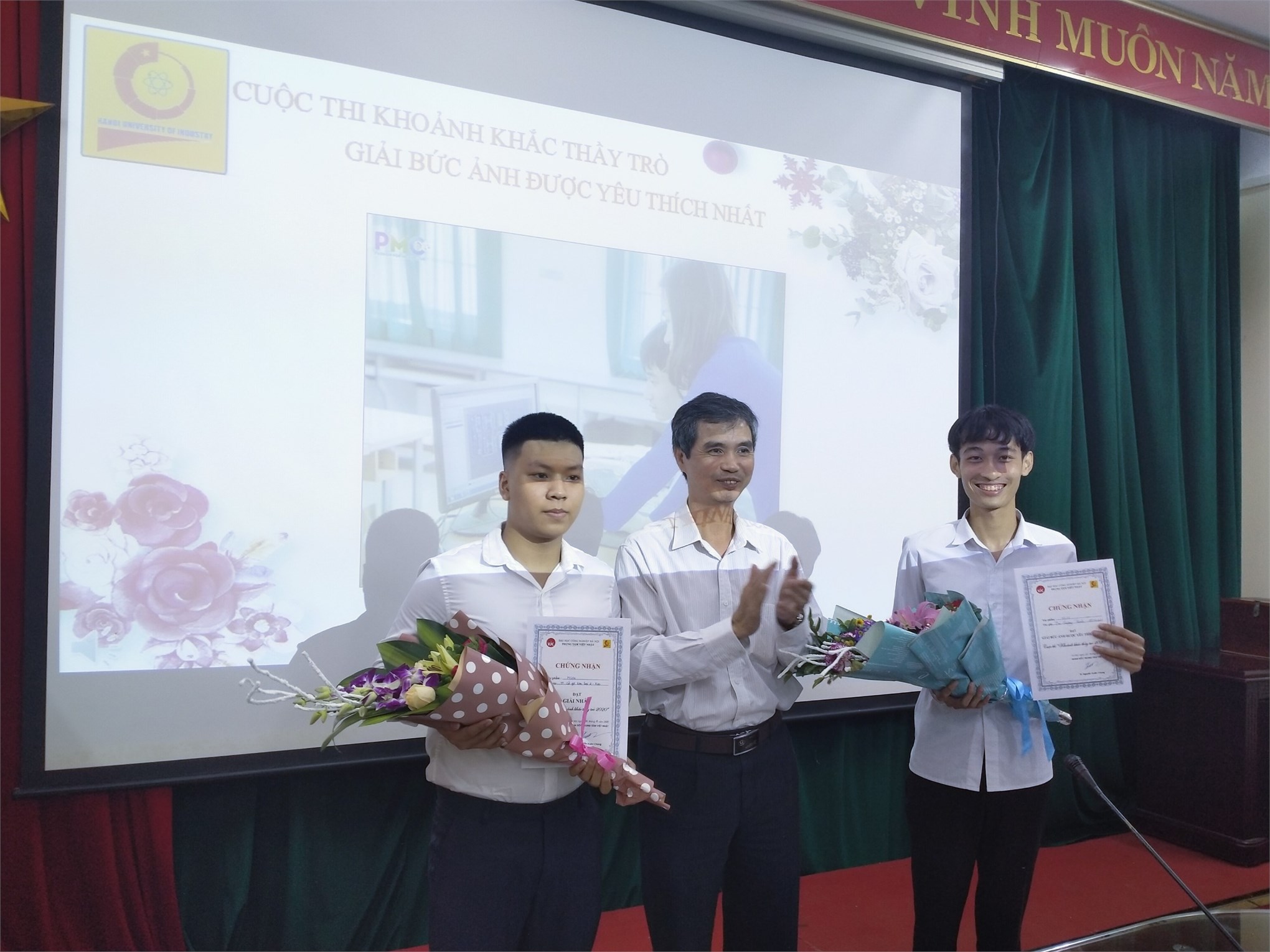 Trao giải cuộc thi”Khoảnh khắc thầy trò 2020” chào mừng 38 năm ngày Nhà giáo Việt Nam (20/11/1982 – 20/11/2020)
