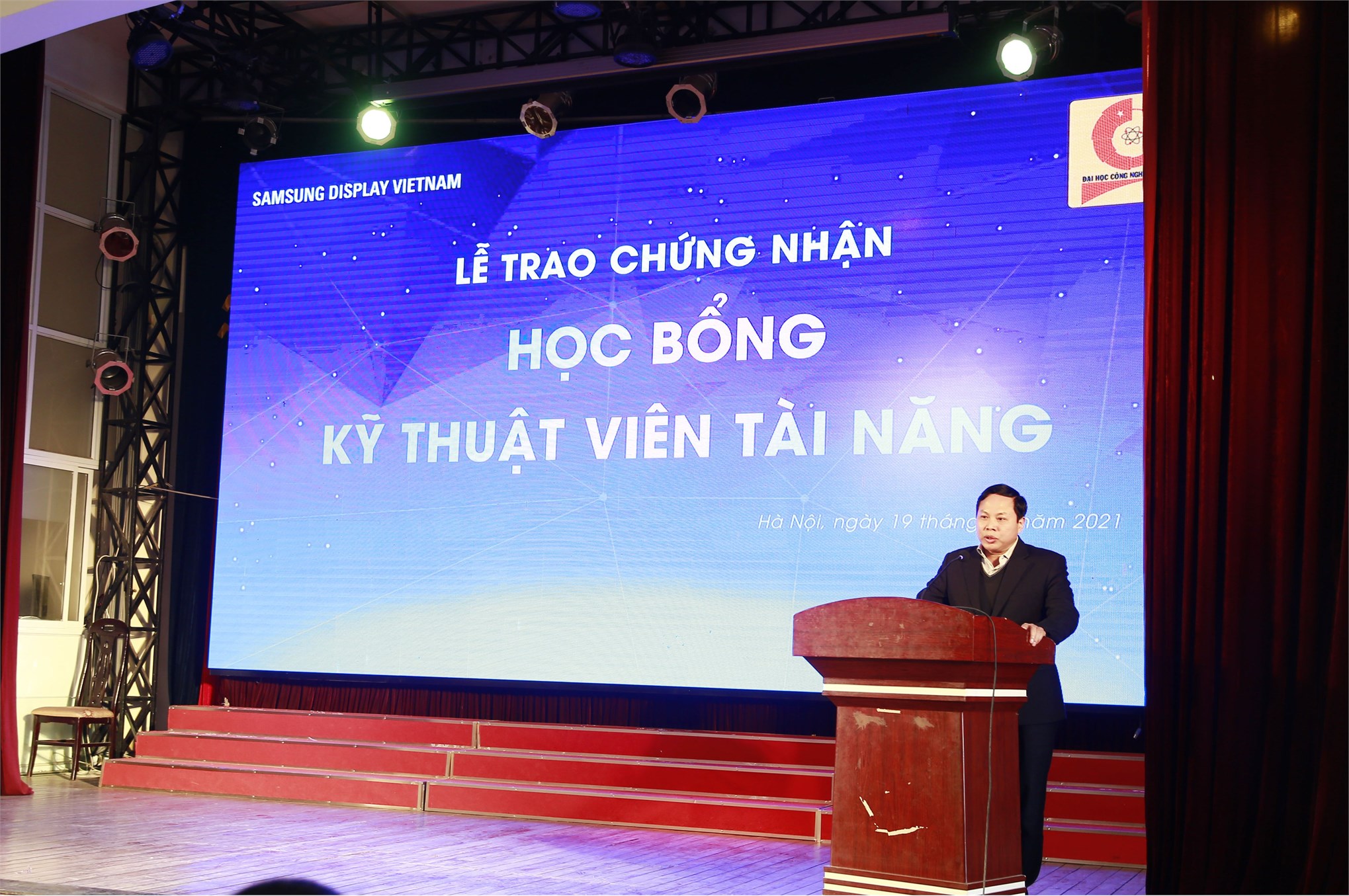 21 sinh viên Trung tâm Việt Nhật được nhận học bổng Kỹ thuật viên tài năng của công ty Samsung Display Việt Nam (SDV)