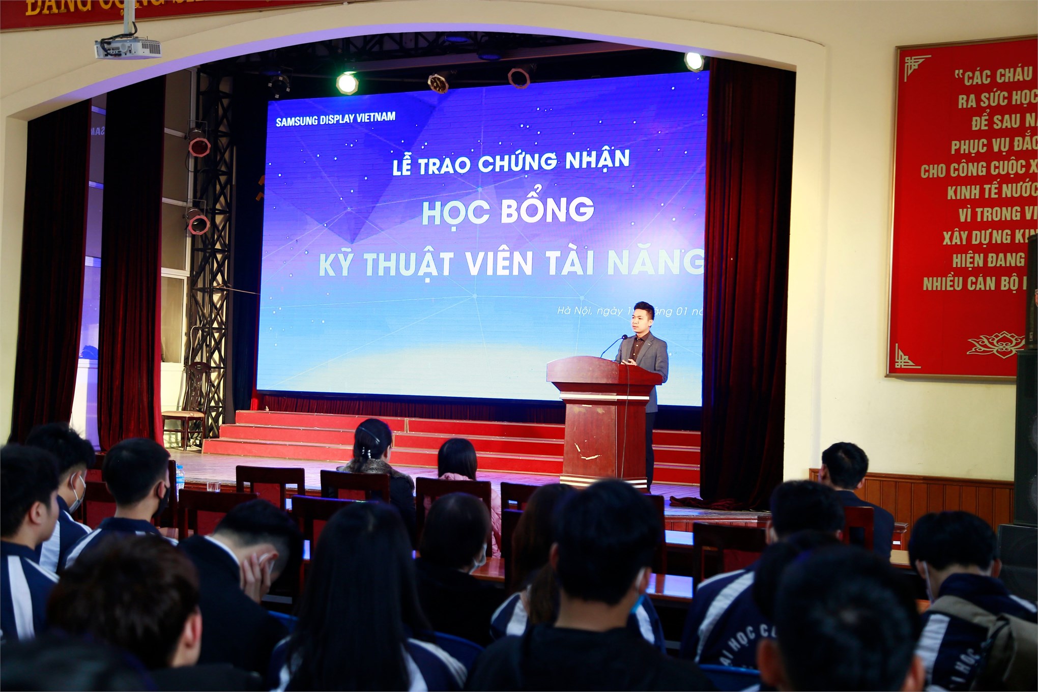 21 sinh viên Trung tâm Việt Nhật được nhận học bổng Kỹ thuật viên tài năng của công ty Samsung Display Việt Nam (SDV)