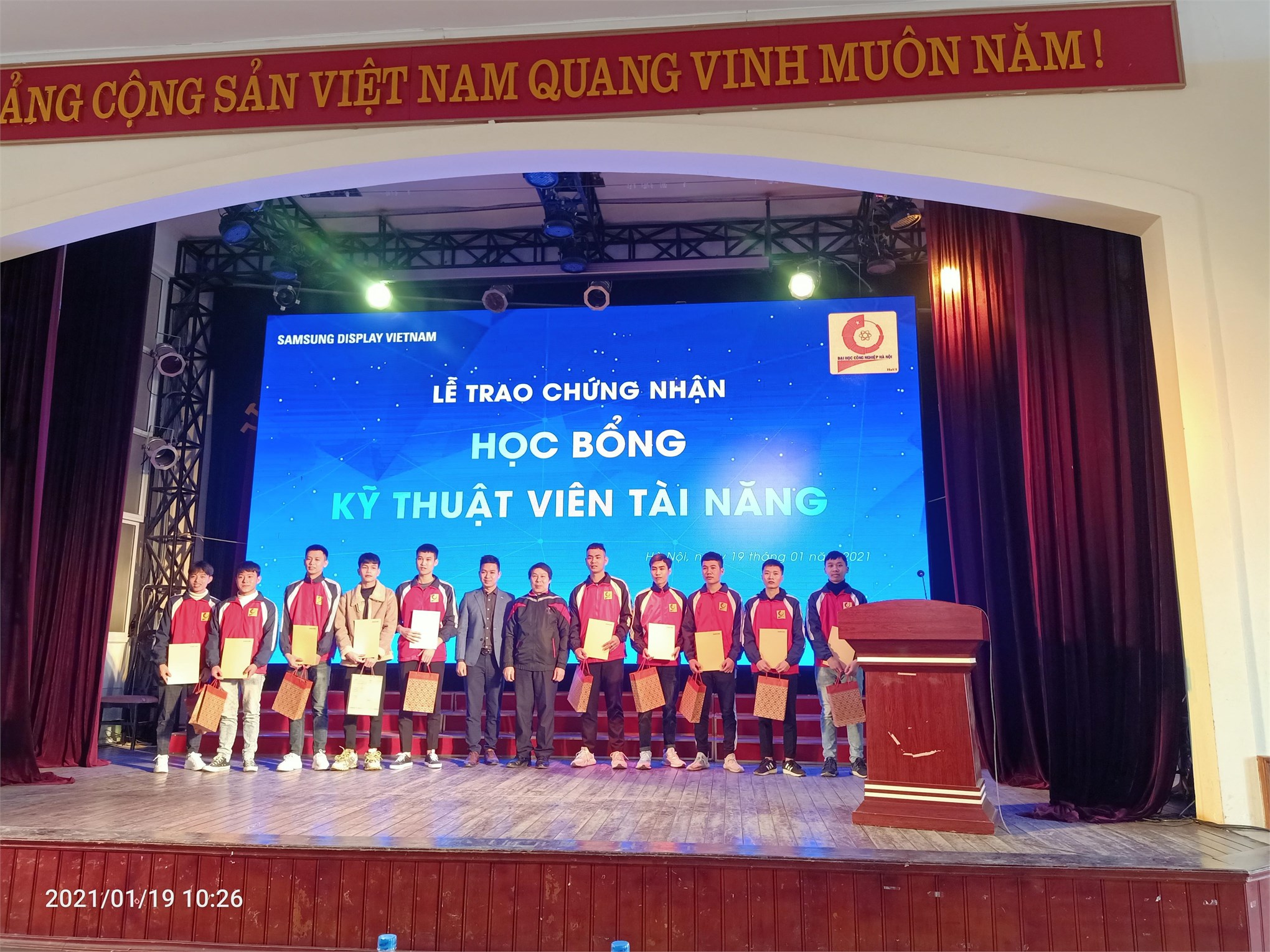 21 sinh viên Trung tâm Việt Nhật được nhận học bổng Kỹ thuật viên tài năng của công ty Samsung Display Việt Nam (SDV)