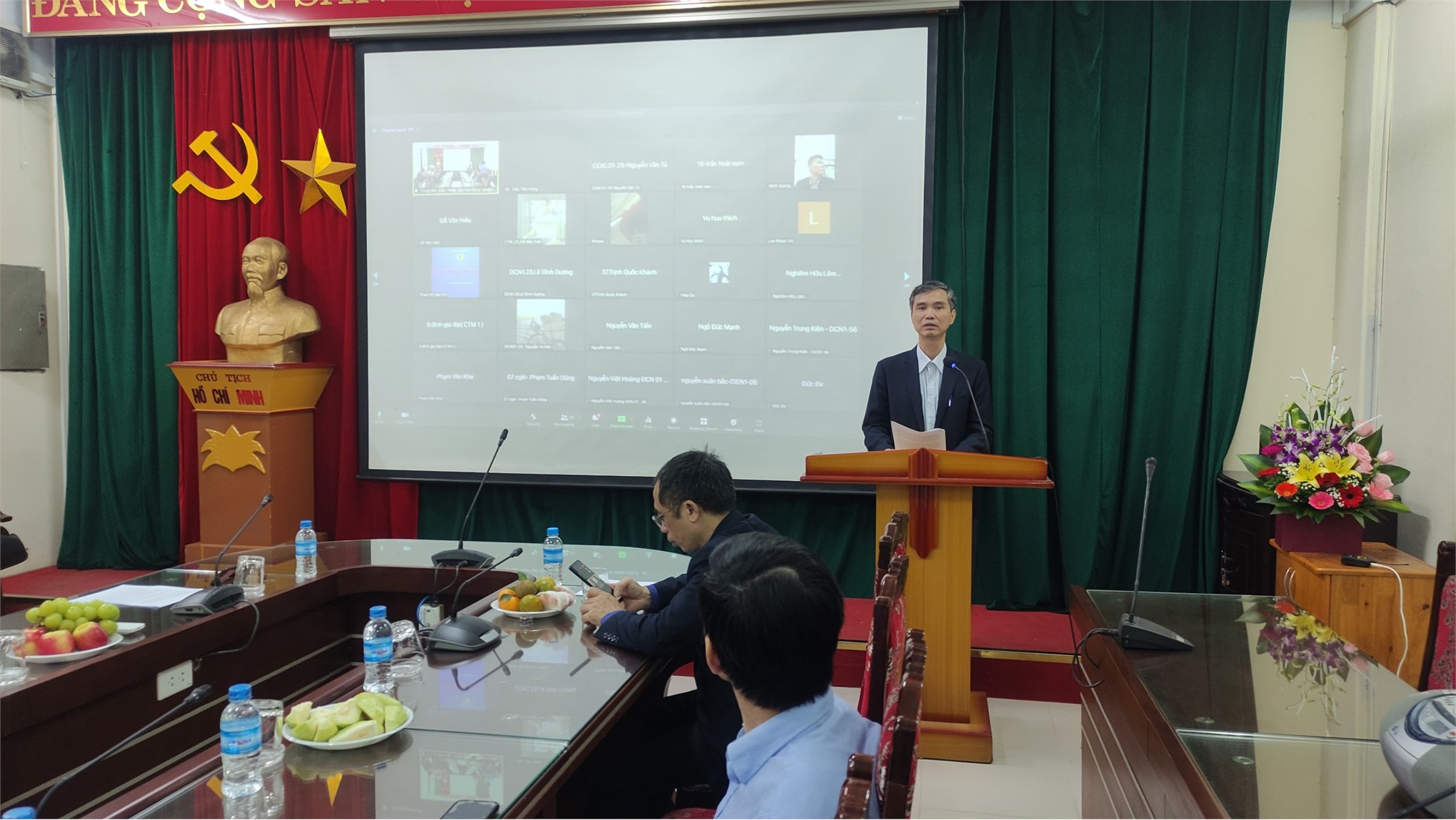Thầy và trò trung tâm Việt Nhật hân hoan chào mừng 20/11 online