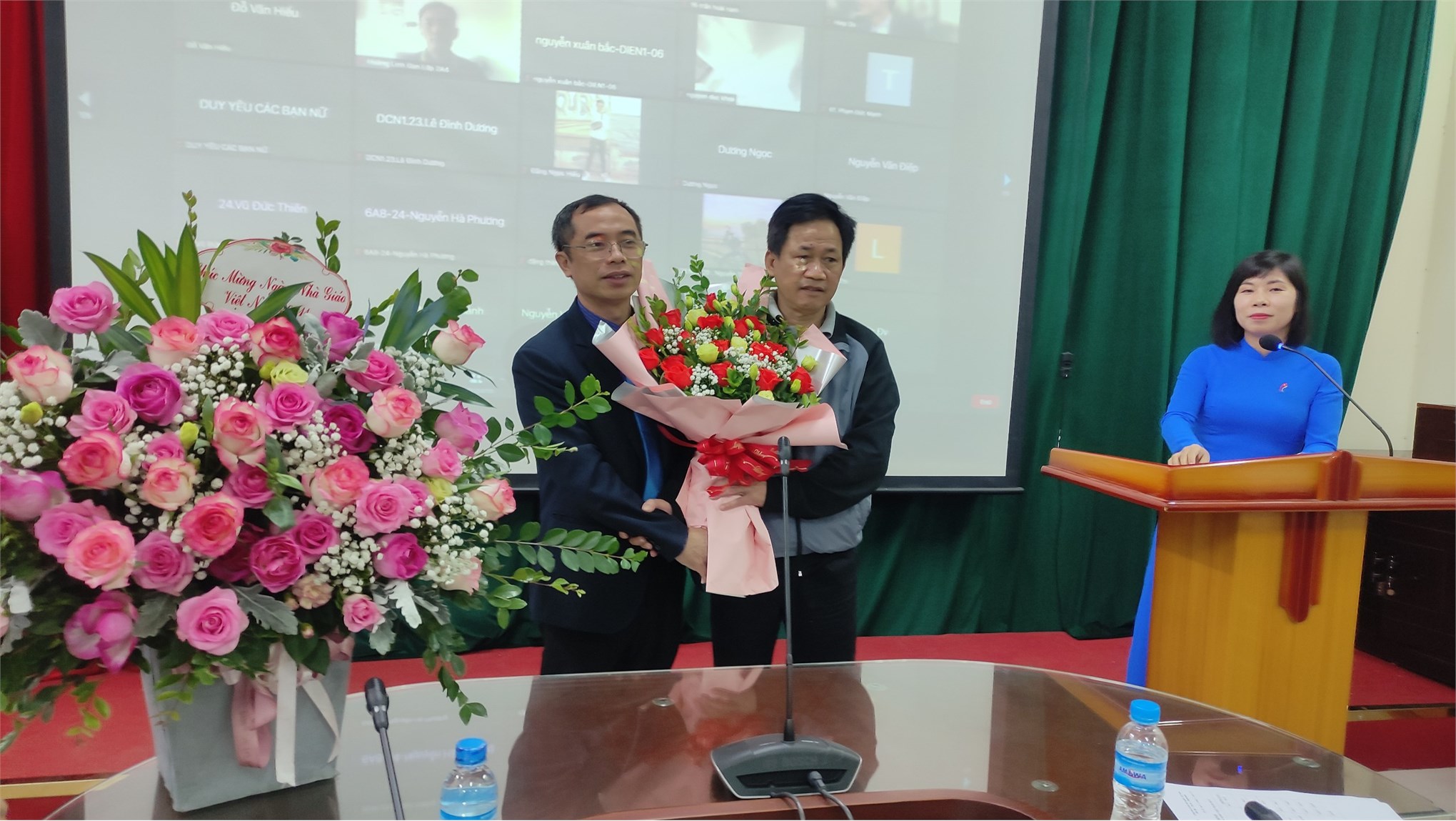 Thầy và trò trung tâm Việt Nhật hân hoan chào mừng 20/11 online