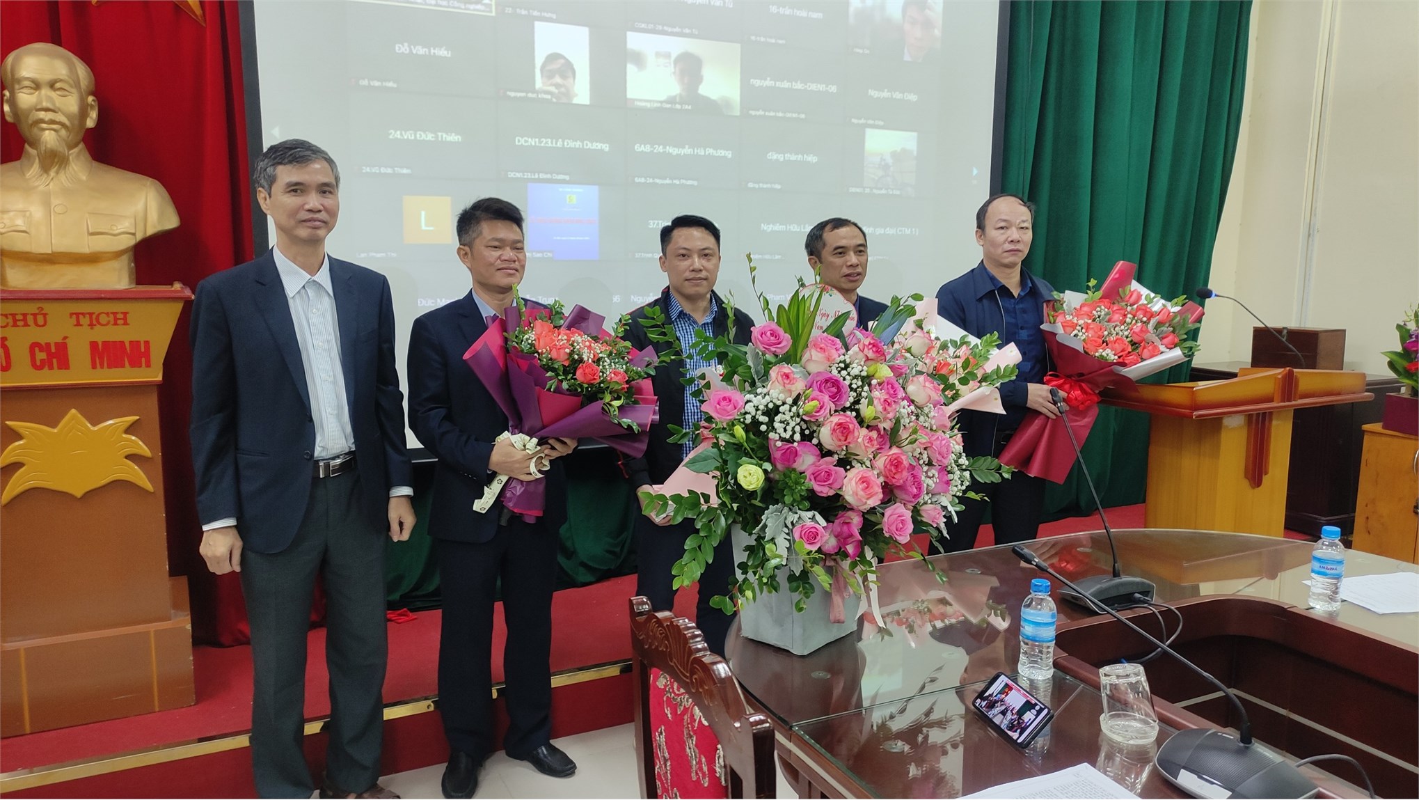 Thầy và trò trung tâm Việt Nhật hân hoan chào mừng 20/11 online