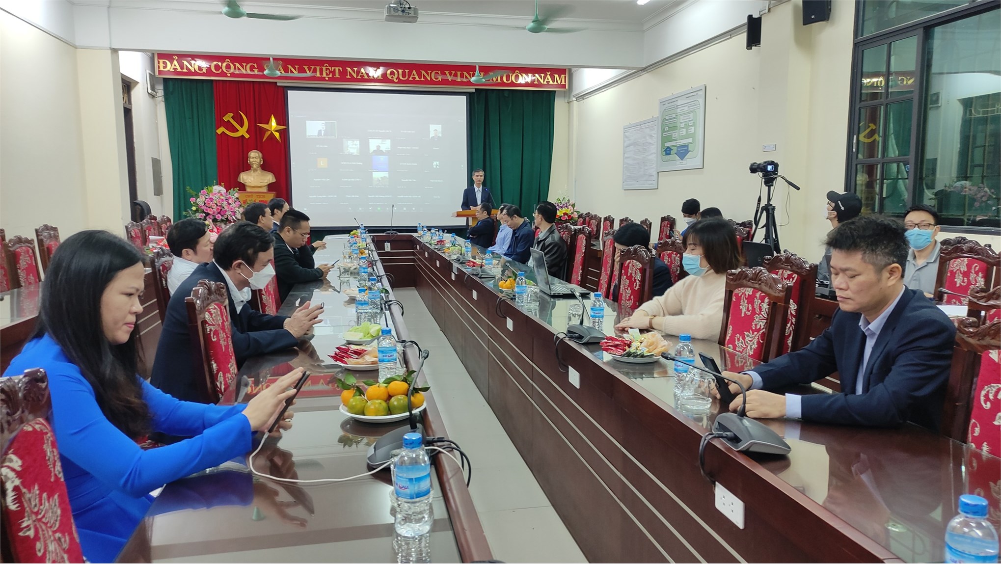 Thầy và trò trung tâm Việt Nhật hân hoan chào mừng 20/11 online