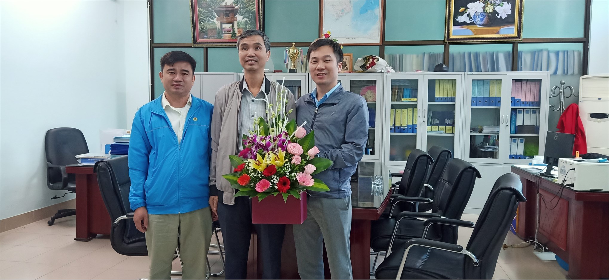 Thầy và trò trung tâm Việt Nhật hân hoan chào mừng 20/11 online