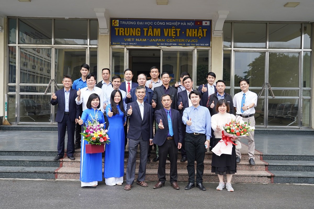 Thầy và trò trung tâm Việt Nhật hân hoan chào mừng 20/11 online