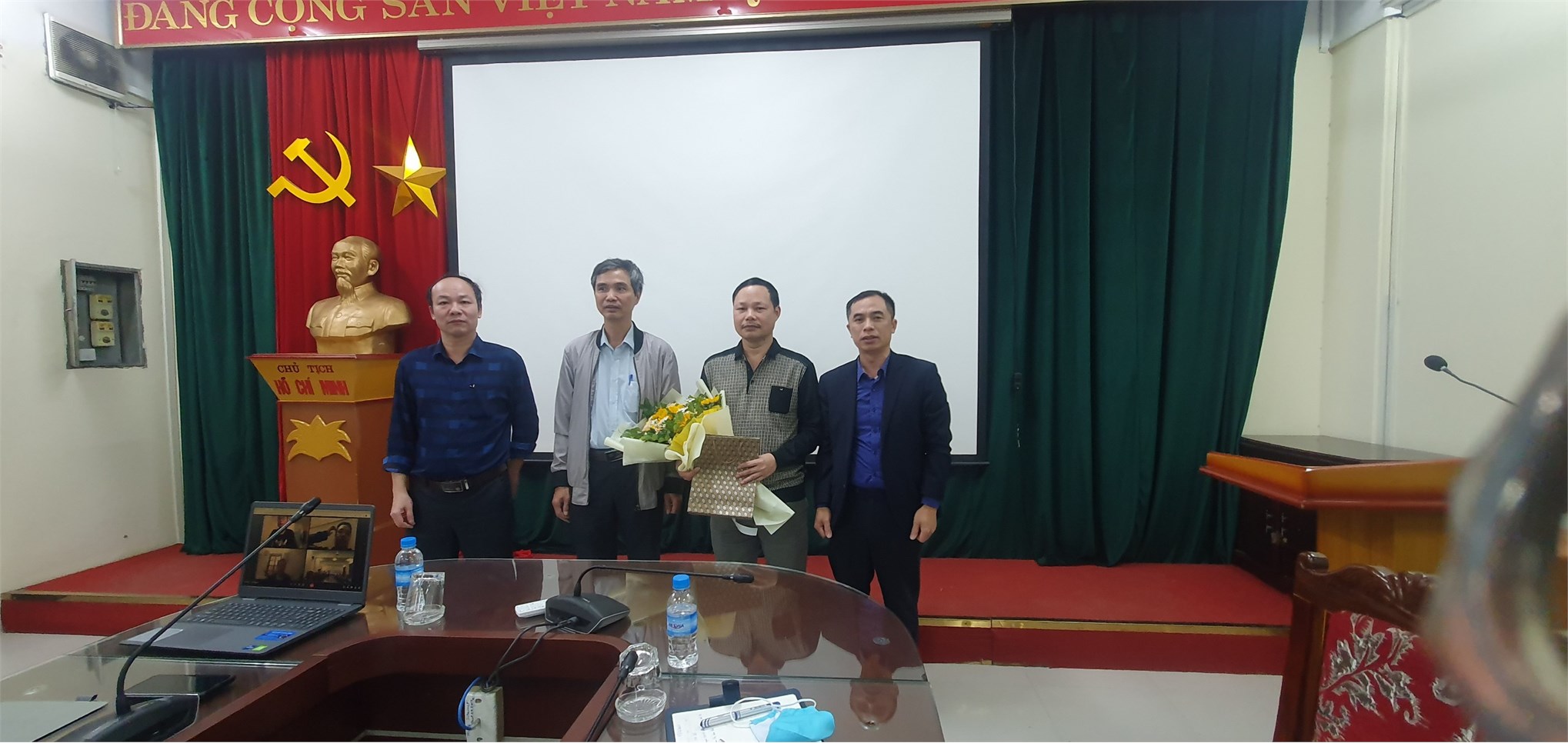 Chi bộ Trung tâm Việt Nhật tổ chức hội nghị tổng kết năm 2021 và chia tay Đảng viên nghỉ hưu theo chế độ