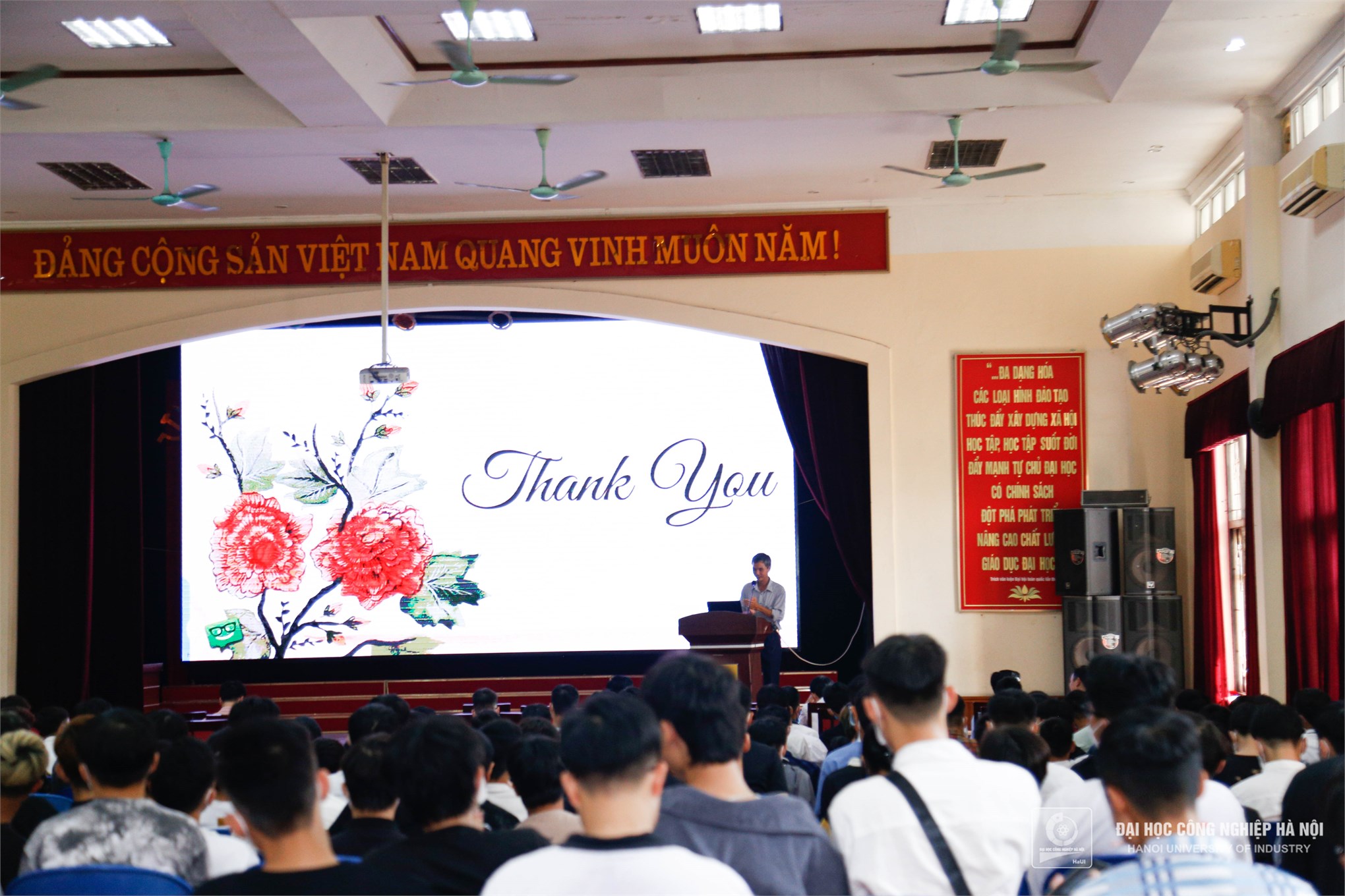 Trung tâm Việt Nhật chào đón 376 tân sinh viên hệ cao đẳng khóa 24 làm thủ tục nhập học đợt 1