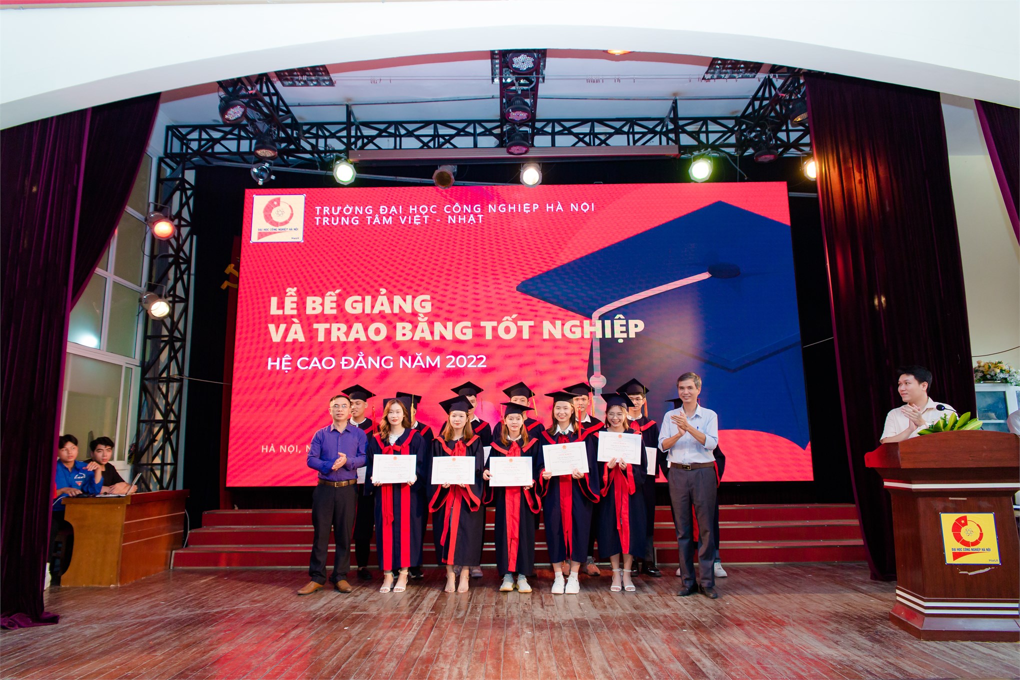 Lễ bế giảng và trao bằng tốt nghiệp cho sinh viên khóa 19,20,21 năm 2022