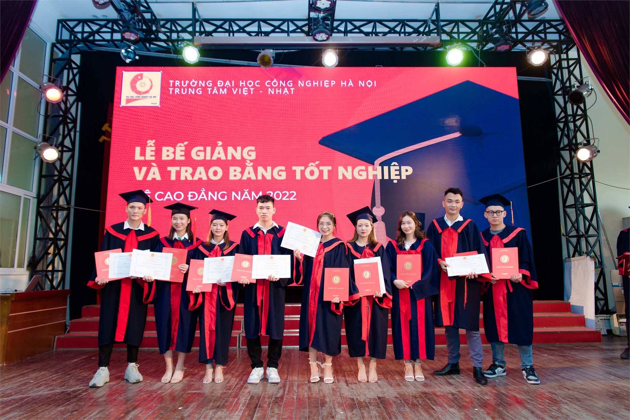 Lễ bế giảng và trao bằng tốt nghiệp cho sinh viên khóa 19,20,21 năm 2022