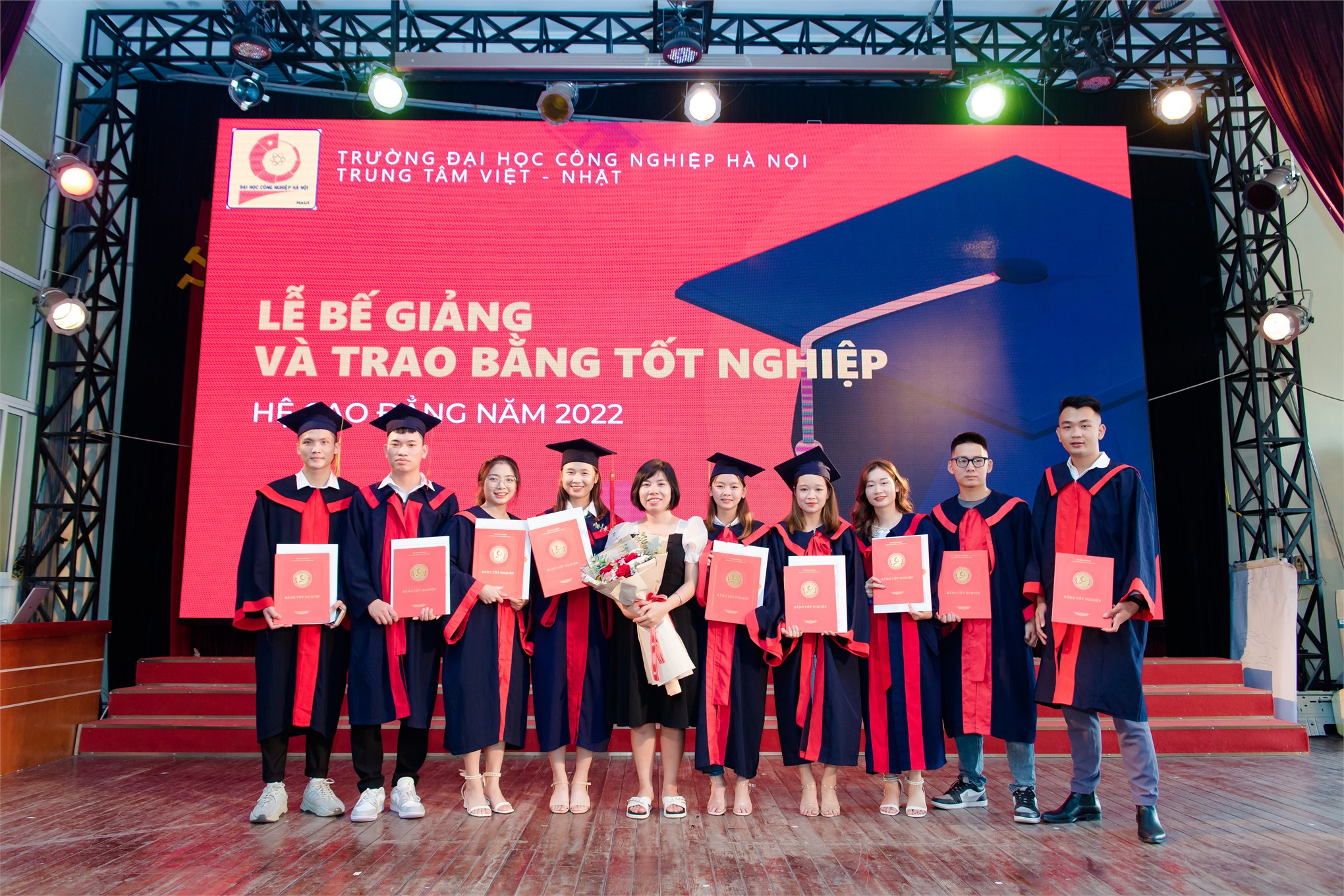 Lễ bế giảng và trao bằng tốt nghiệp cho sinh viên khóa 19,20,21 năm 2022