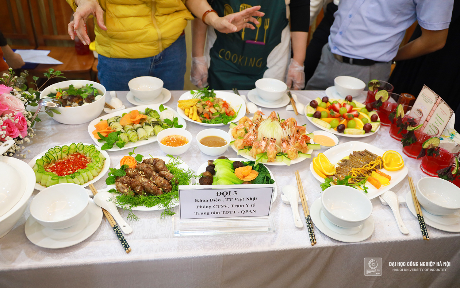 Liên quân Trung tâm Việt Nhật - Khoa Điện - Phòng công tác sv - Trạm y tế - Khoa GDTC - GDQP giành giải Khuyến khích cuộc thi nấu ăn, cắm hoa kỷ niệm ngày quốc tế phụ nữ 8/3