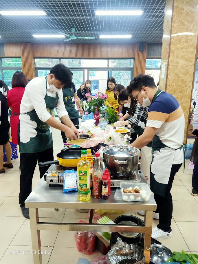 Liên quân Trung tâm Việt Nhật - Khoa Điện - Phòng công tác sv - Trạm y tế - Khoa GDTC - GDQP giành giải Khuyến khích cuộc thi nấu ăn, cắm hoa kỷ niệm ngày quốc tế phụ nữ 8/3