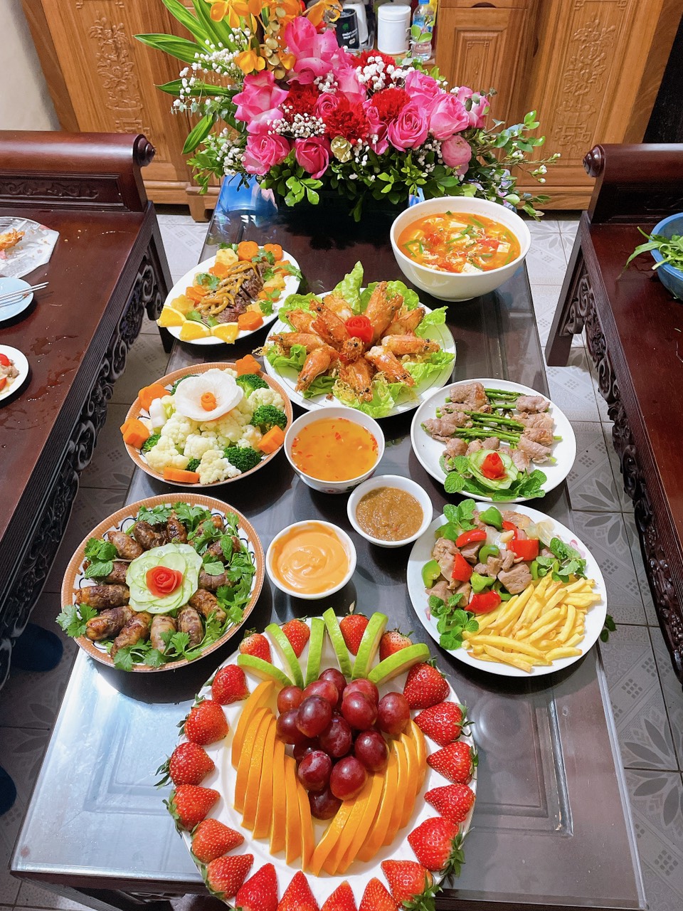 Liên quân Trung tâm Việt Nhật - Khoa Điện - Phòng công tác sv - Trạm y tế - Khoa GDTC - GDQP giành giải Khuyến khích cuộc thi nấu ăn, cắm hoa kỷ niệm ngày quốc tế phụ nữ 8/3