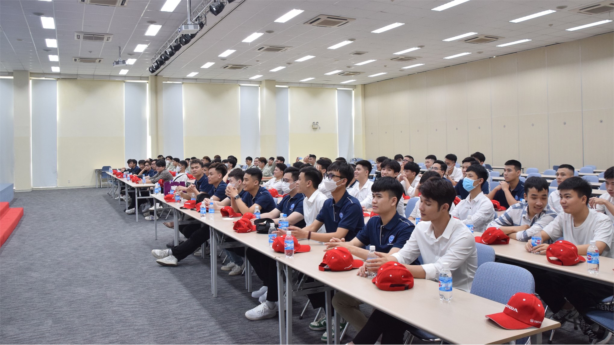 Sinh viên trung tâm Việt Nhật tham quan công ty Honda Việt Nam