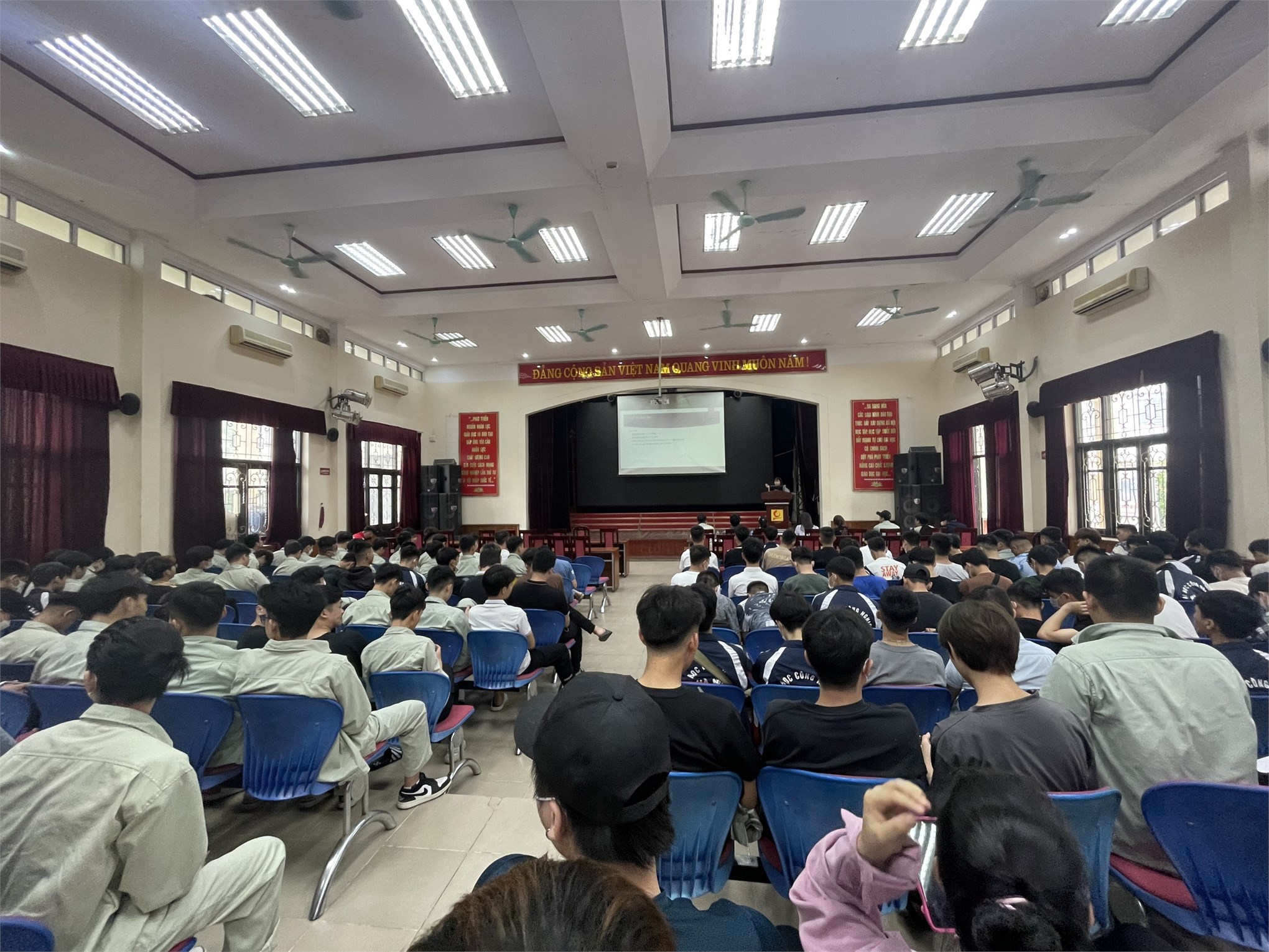 Trung tâm Việt - Nhật tổ chức Cố vấn học tập học kỳ 2 dành cho sinh viên hệ cao đẳng khóa 23,24 năm học 2022 - 2023