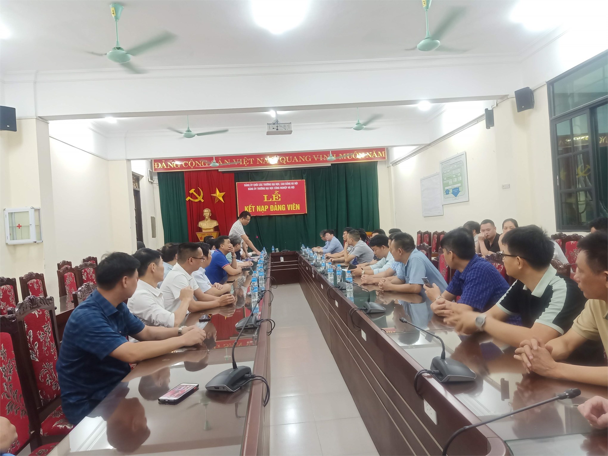 Hiệu trưởng làm việc với cán bộ viên chức, người lao động Trung tâm Việt – Nhật và Trung tâm Cơ khí
