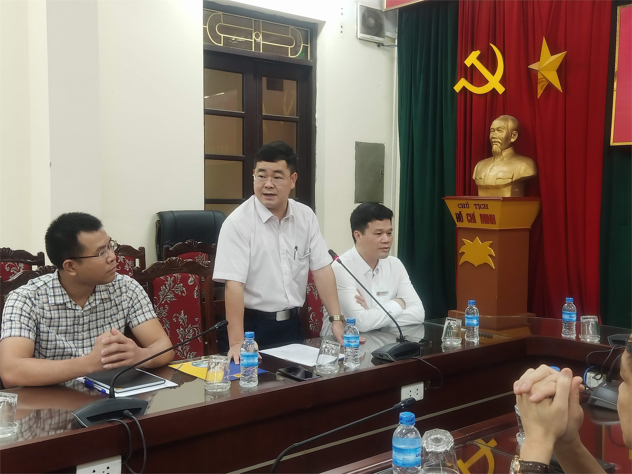 Hiệu trưởng làm việc với cán bộ viên chức, người lao động Trung tâm Việt – Nhật và Trung tâm Cơ khí