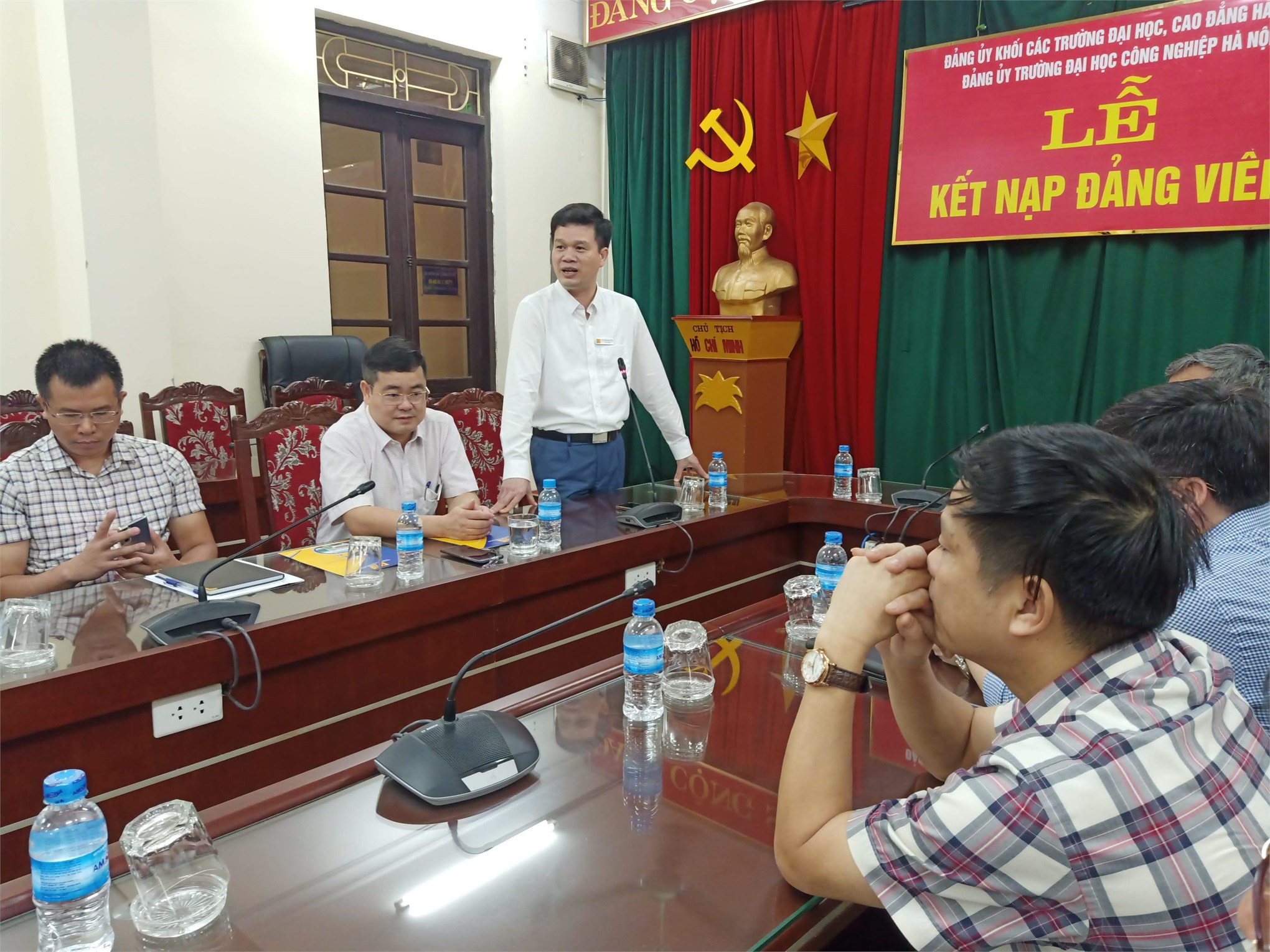 Hiệu trưởng làm việc với cán bộ viên chức, người lao động Trung tâm Việt – Nhật và Trung tâm Cơ khí