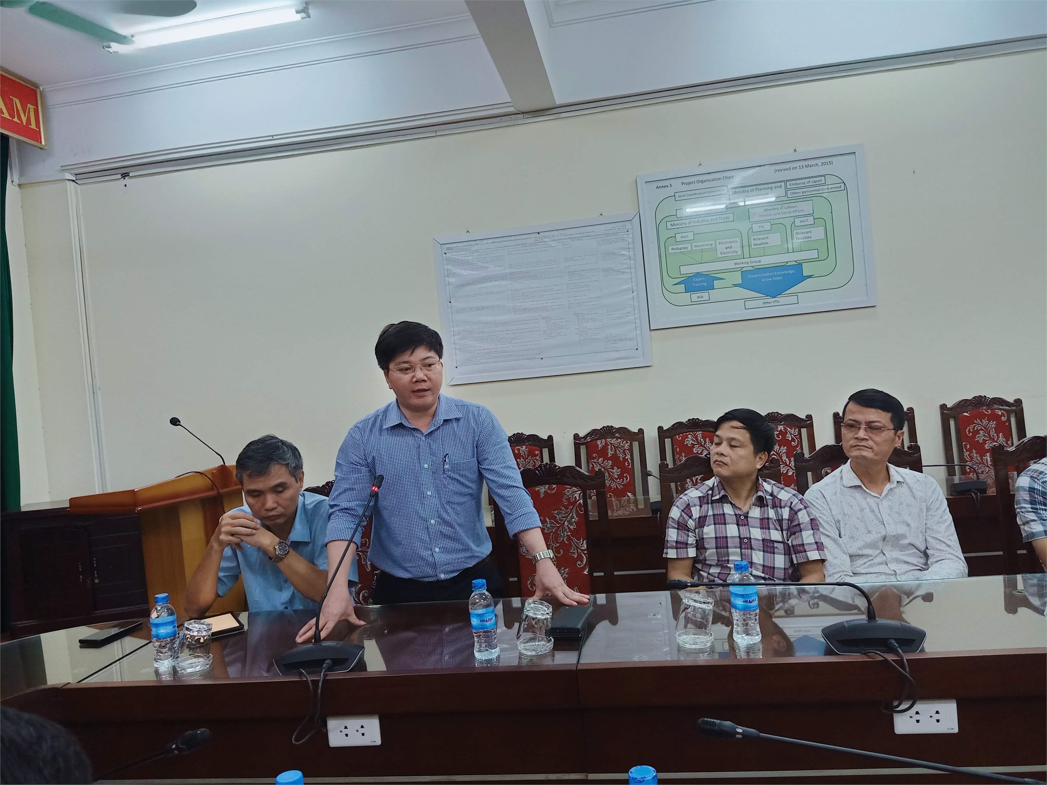 Hiệu trưởng làm việc với cán bộ viên chức, người lao động Trung tâm Việt – Nhật và Trung tâm Cơ khí