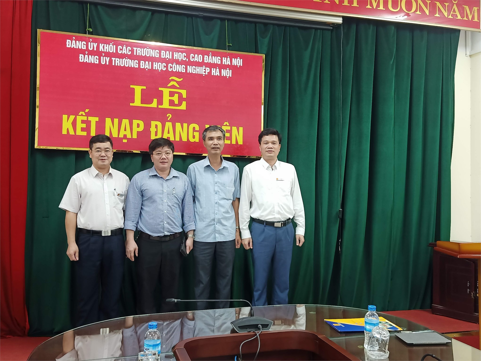 Hiệu trưởng làm việc với cán bộ viên chức, người lao động Trung tâm Việt – Nhật và Trung tâm Cơ khí